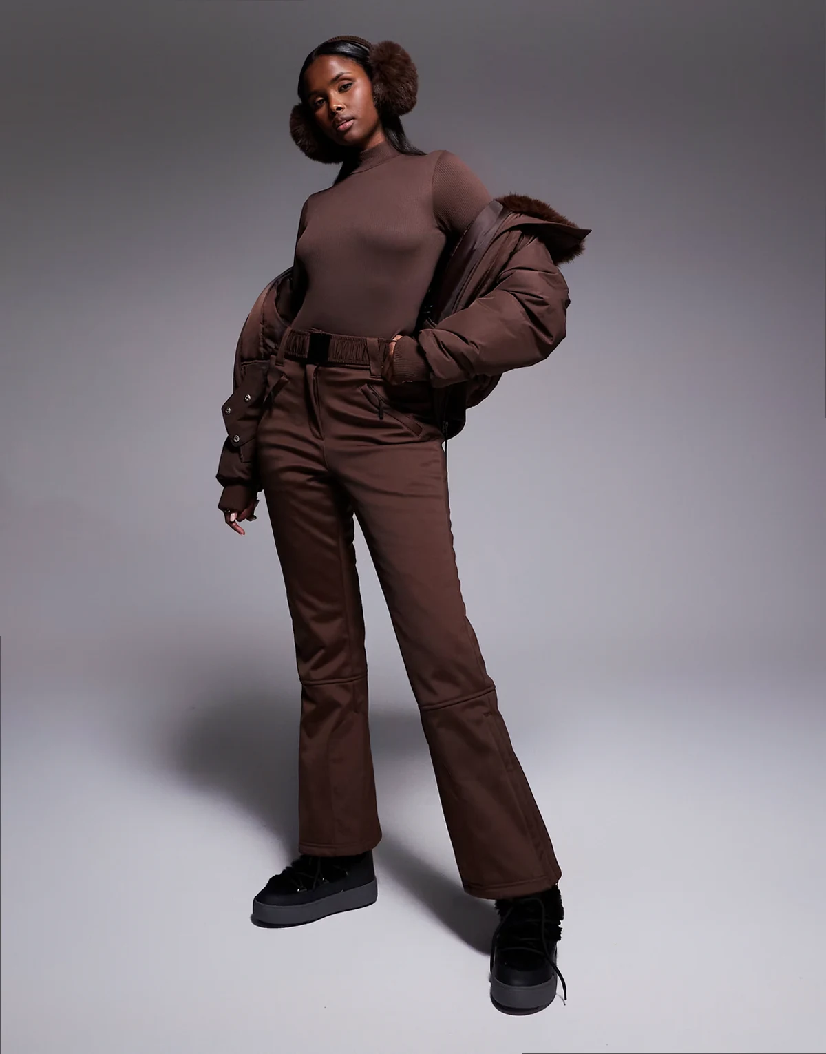 ASOS 4505 – Ski – Spodnie narciarskie z prostymi nogawkami i paskiem, z materiału softshell w kolorze kawowym