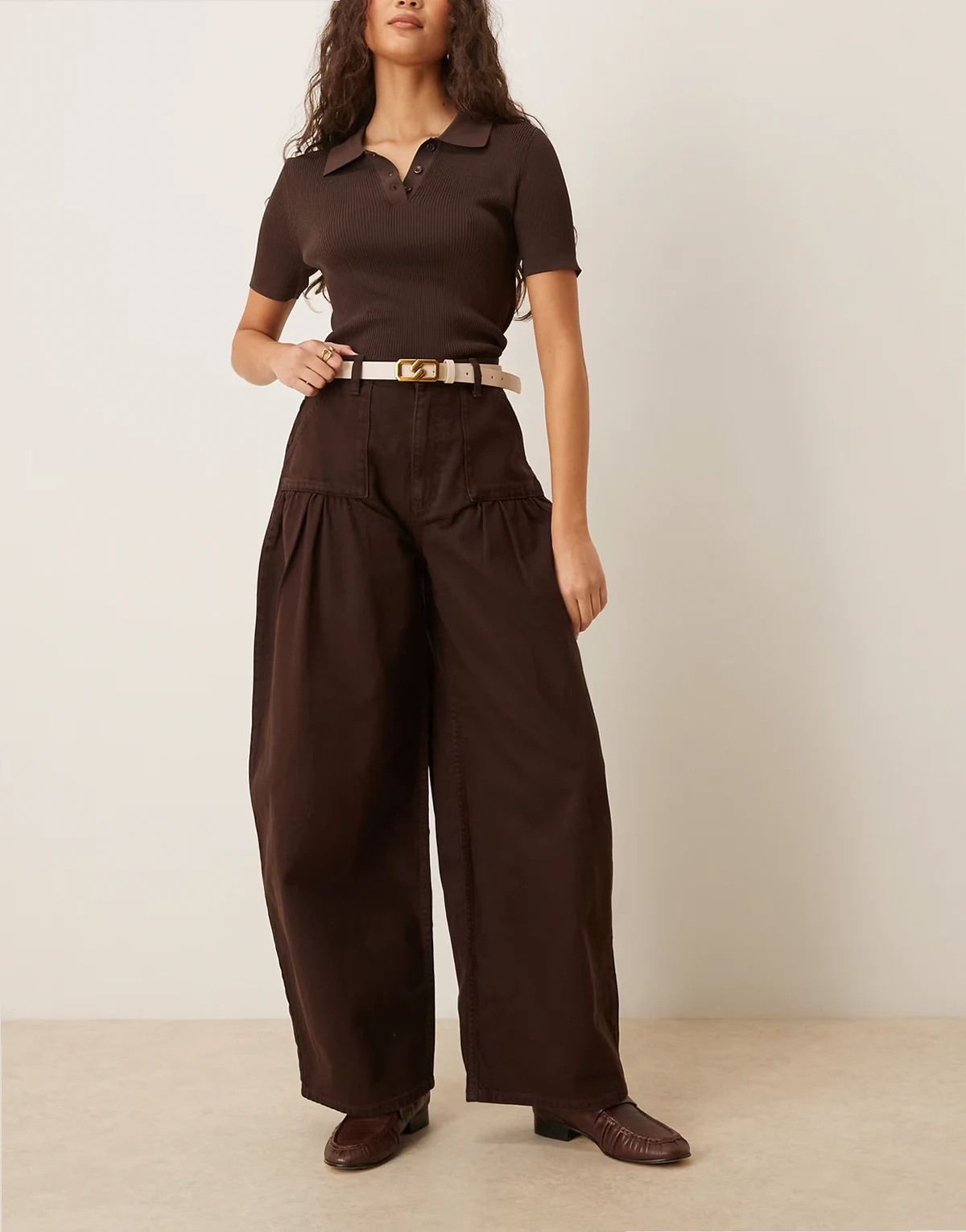 – Barrel-Jeans in Braun mit Raffung am Bein