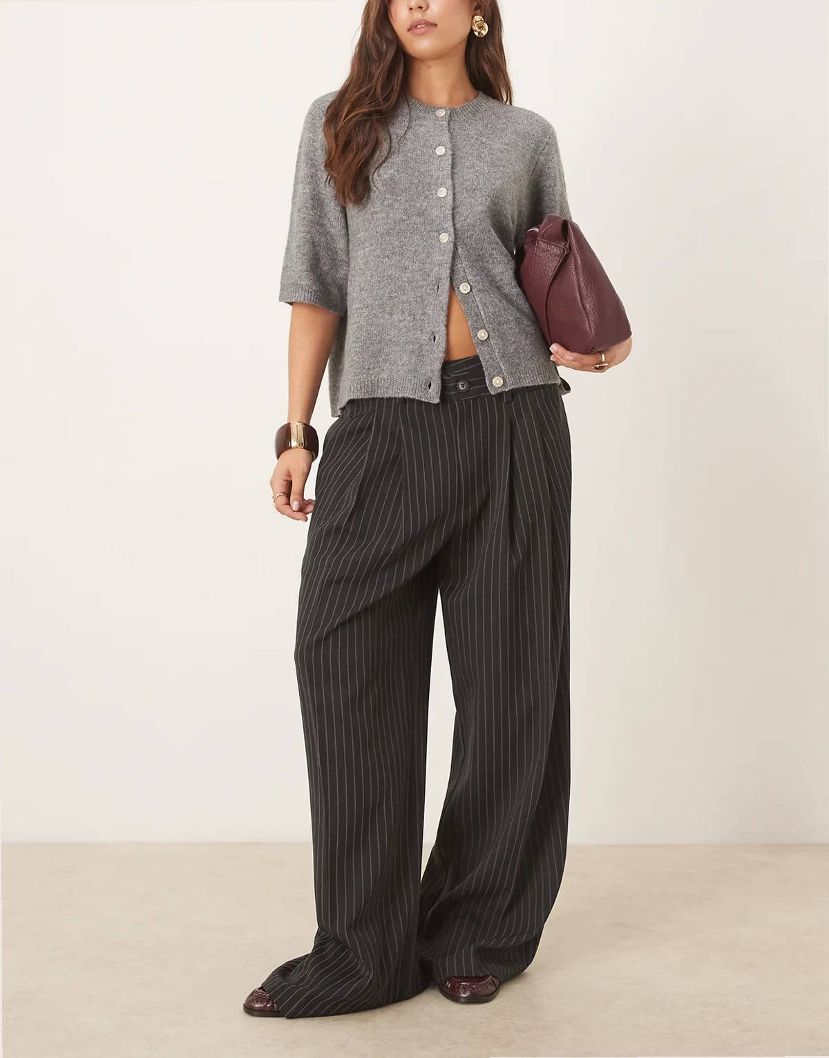 – Elegante Hose in Anthrazit mit Nadelstreifen, tiefem, asymmetrischem Bund und weitem Bein