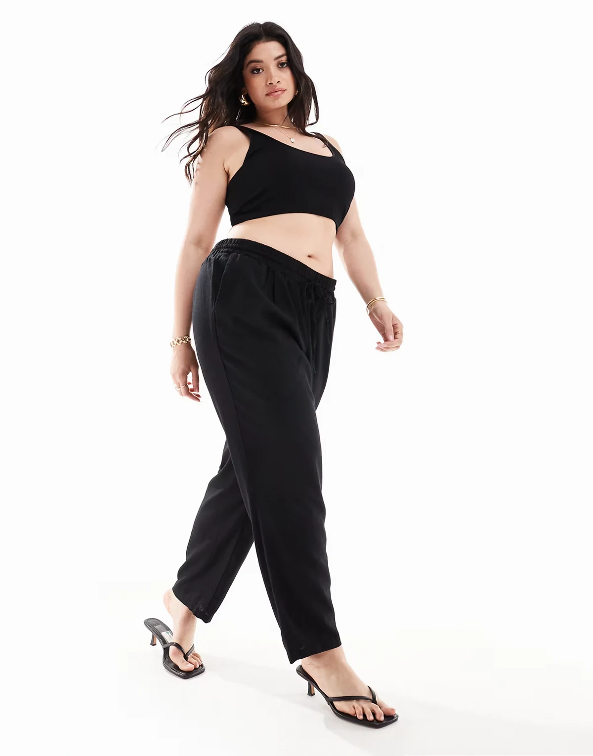 – Czarne zwężane spodnie z domieszką lnu