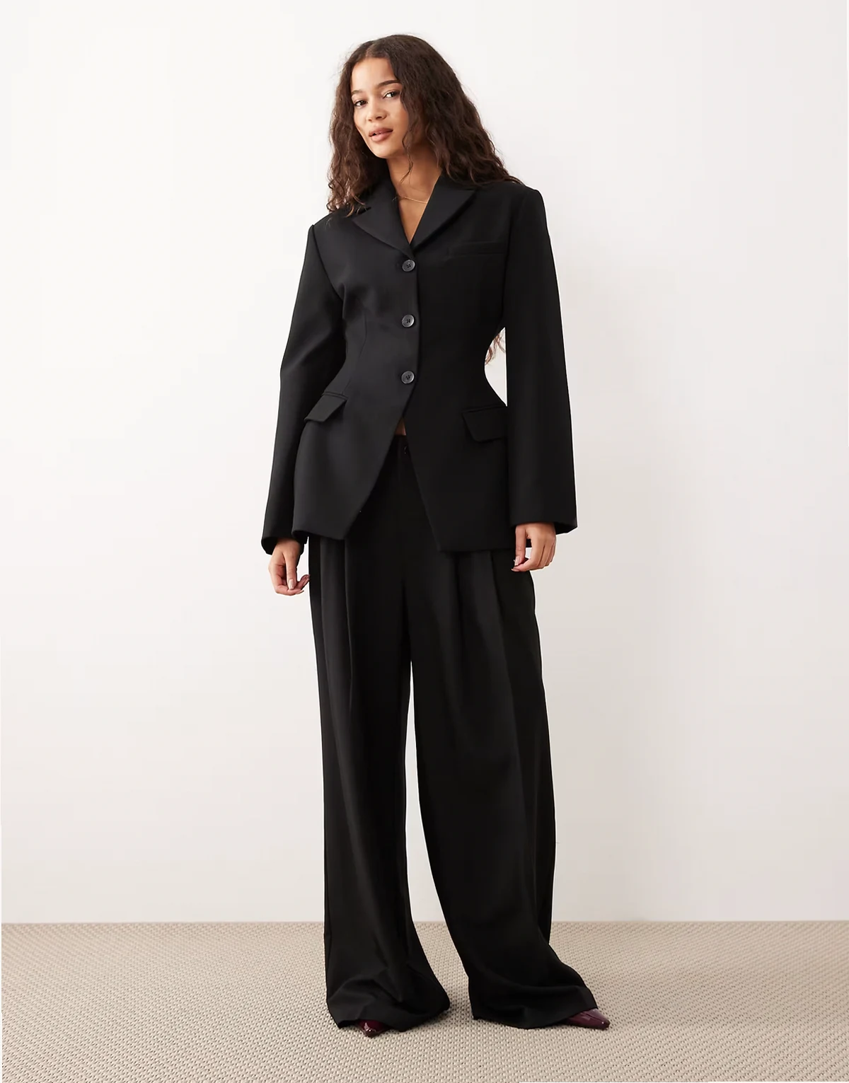 – Elegante Hose in Schwarz mit tiefem, asymmetrischem Bund und weitem Bein