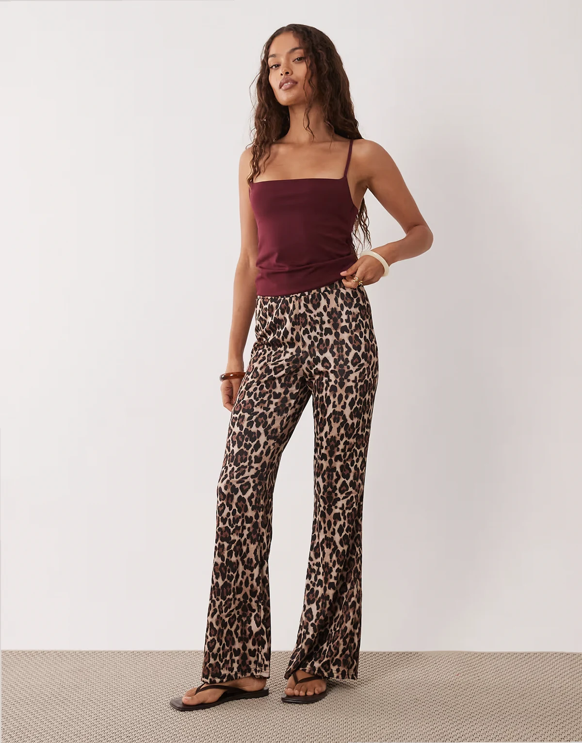 – Prążkowane spodnie z rozszerzanymi nogawkami w cętki