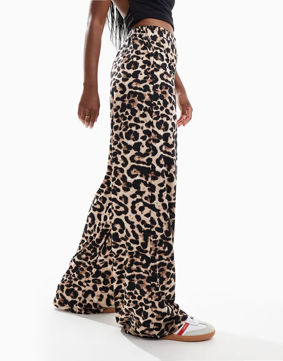 – Schlupfhose mit Leopardenmuster und weitem Bein