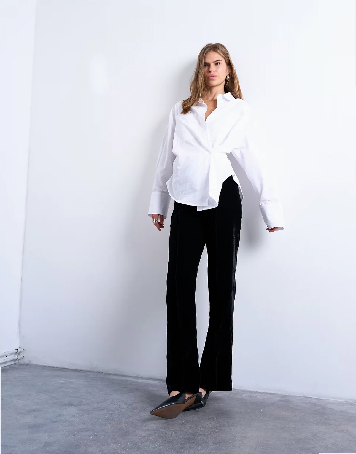 velvet pintuck slim leg pants with split in black