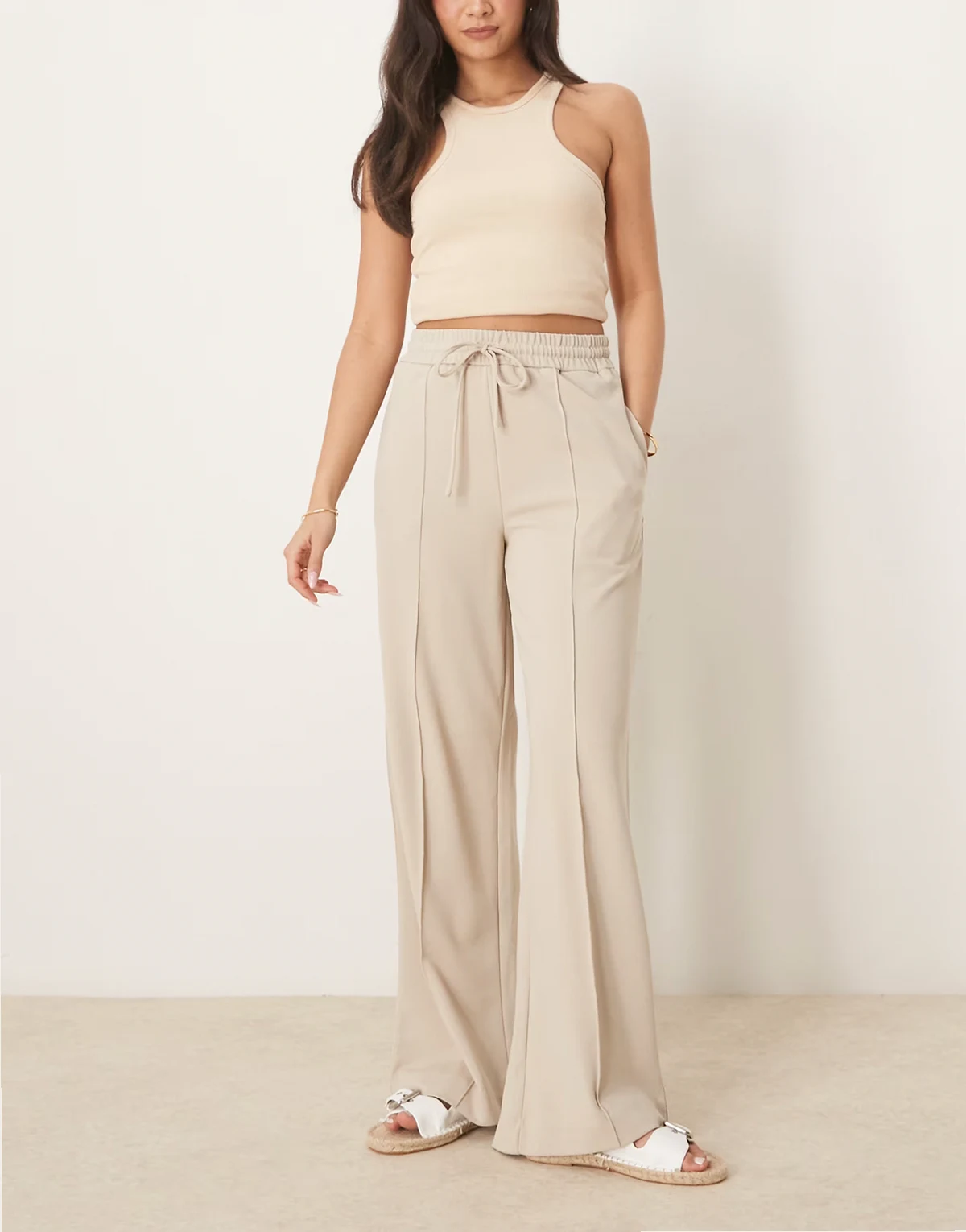 – Hose in Beige mit hohem Bund und Nahtdetail vorn