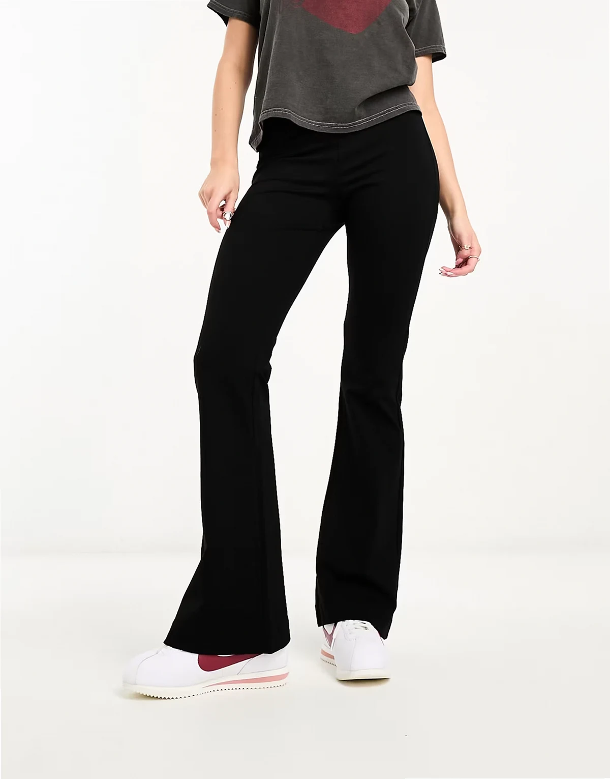 – Schwarze Jersey-Schlaghose mit hohem Bund