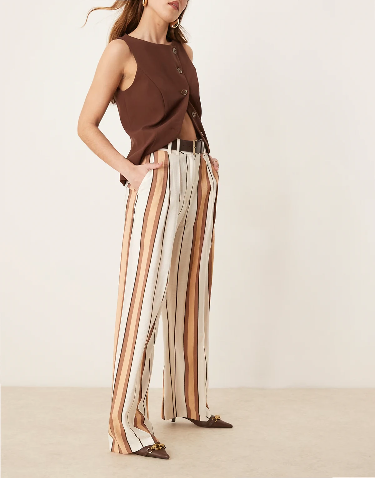 – Elegante lockere Hose mit hellbraunen Streifen und Kunstledergürtel