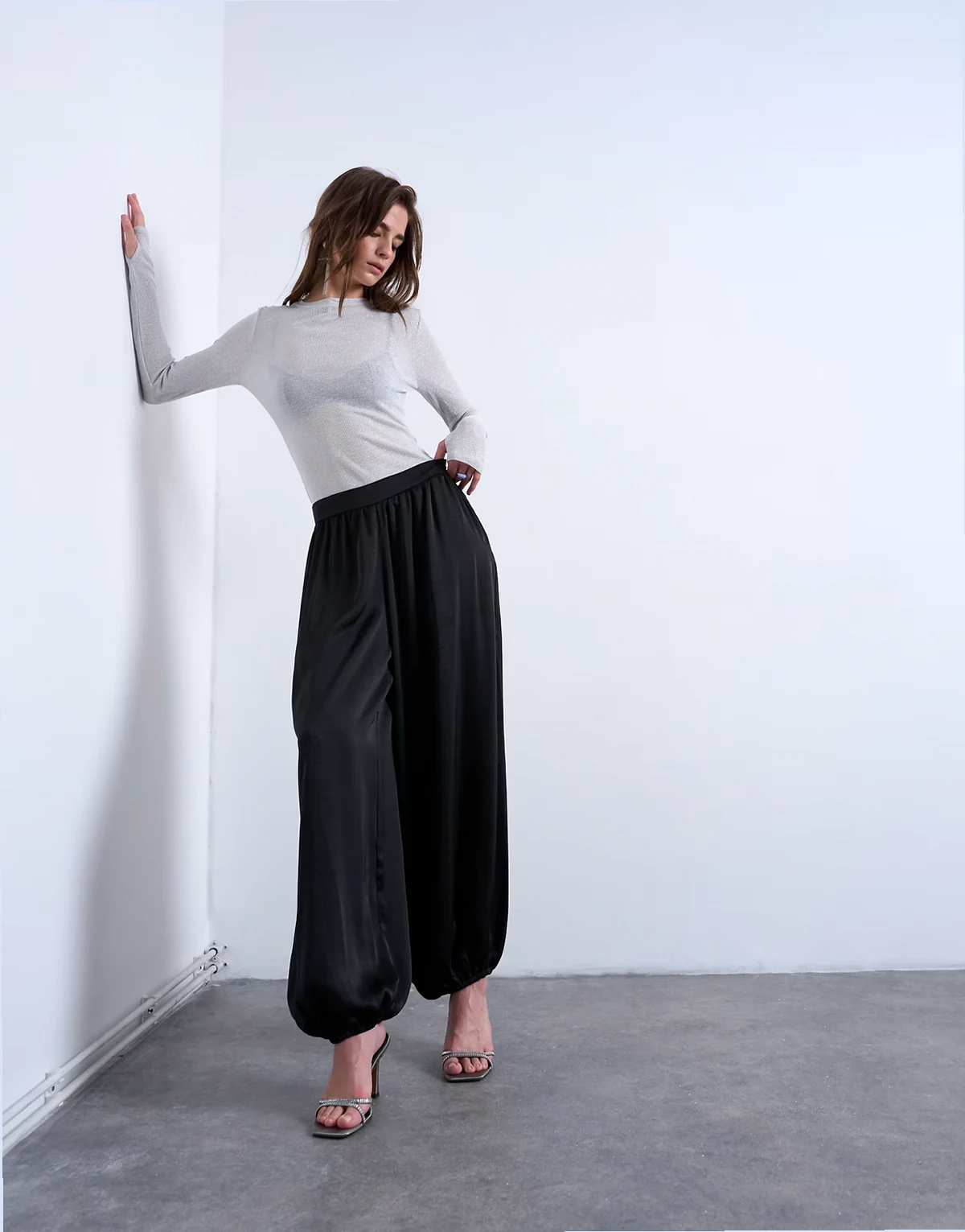 – Ballonhose aus Satin in Schwarz mit breitem Bund, Kombiteil