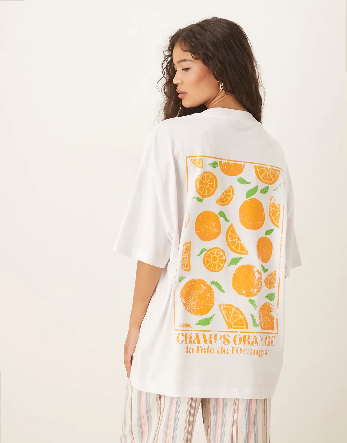 – Biały T-shirt oversize z grafiką z pomarańczami na plecach