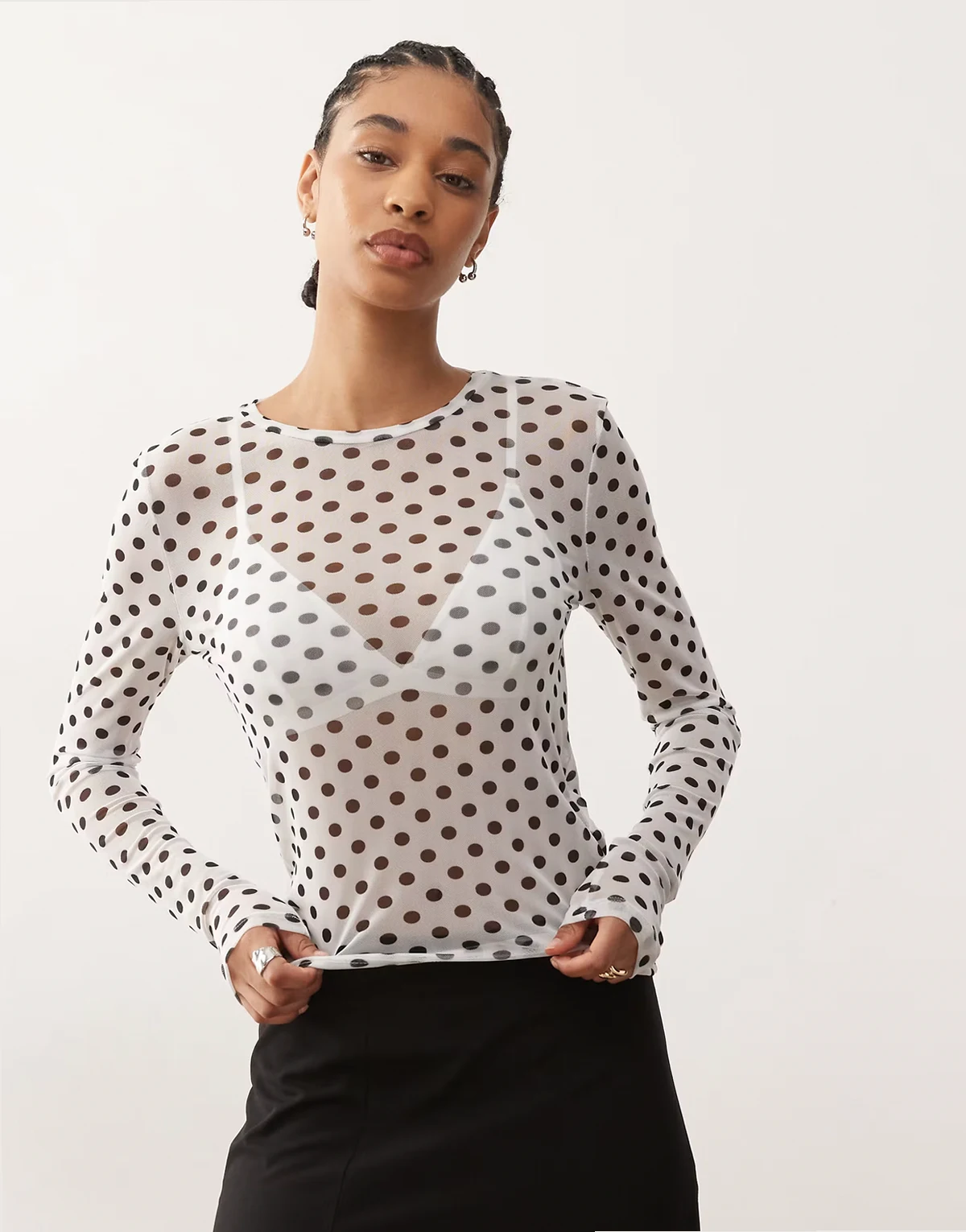 – Langärmliges Netzstoff-Oberteil in Schwarz und Weiß mit Polka Dots