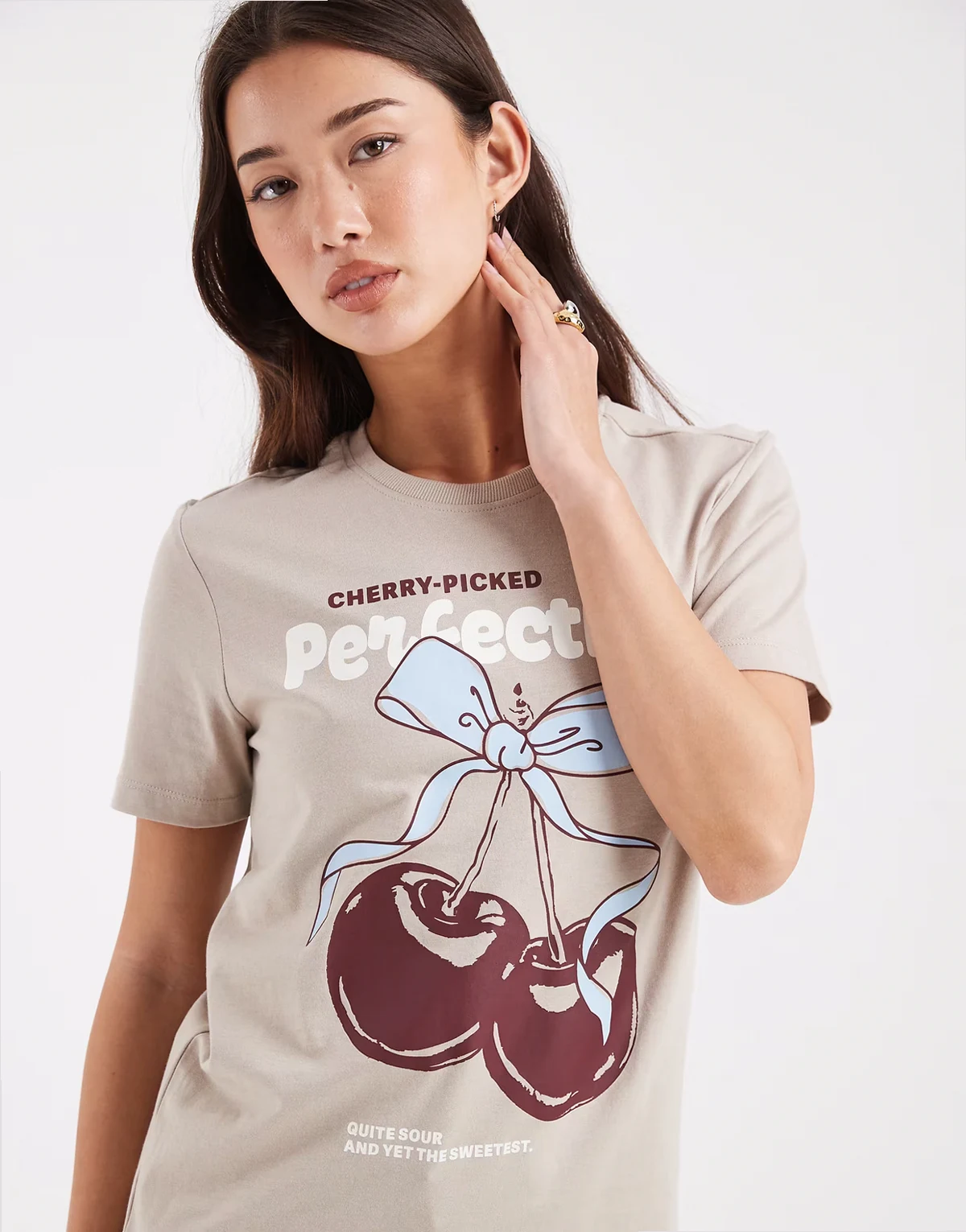 – Kastiges T-Shirt in Hellbeige mit Kirsch-Print