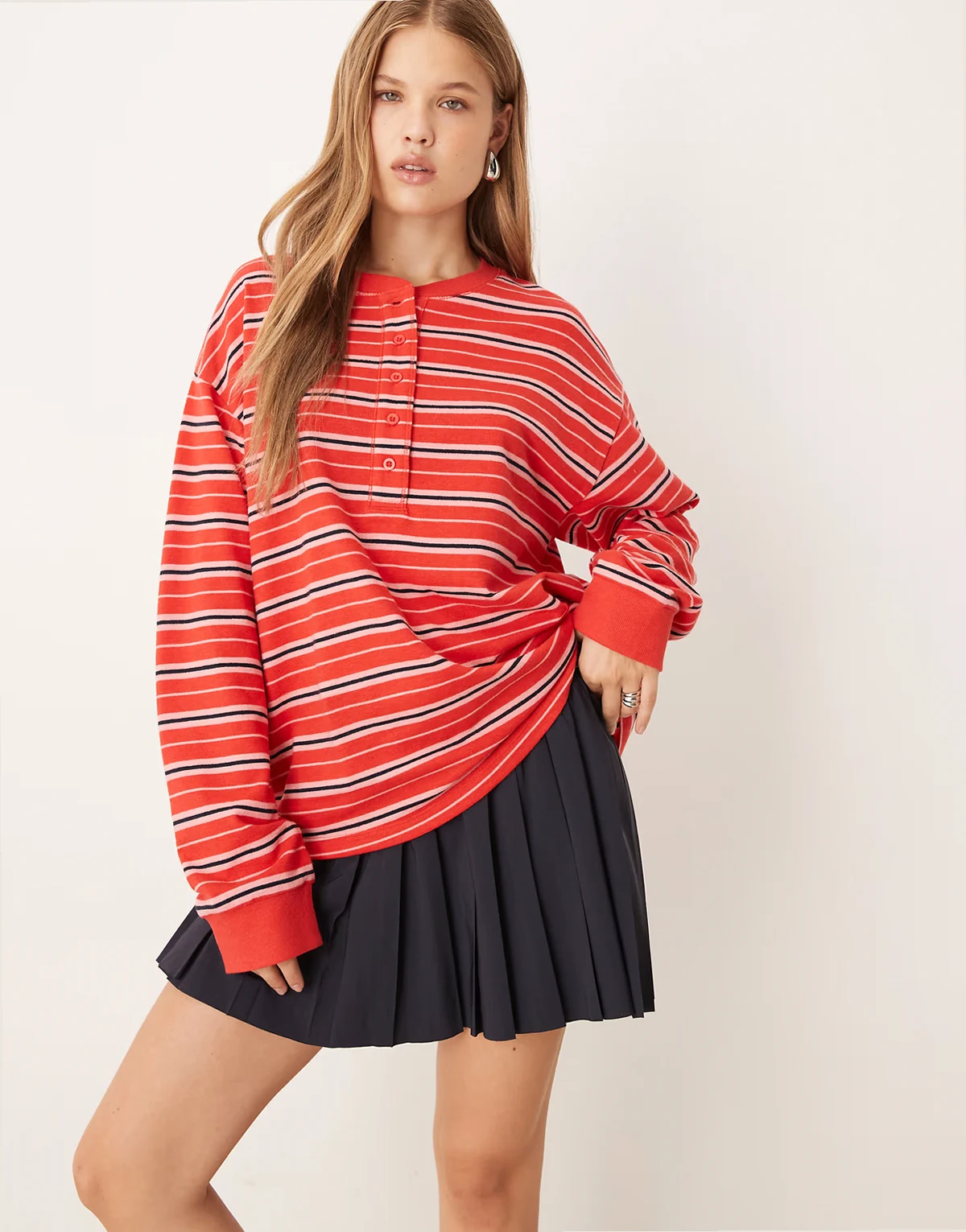 – Czerwony fakturowany top w paski z dekoltem henley