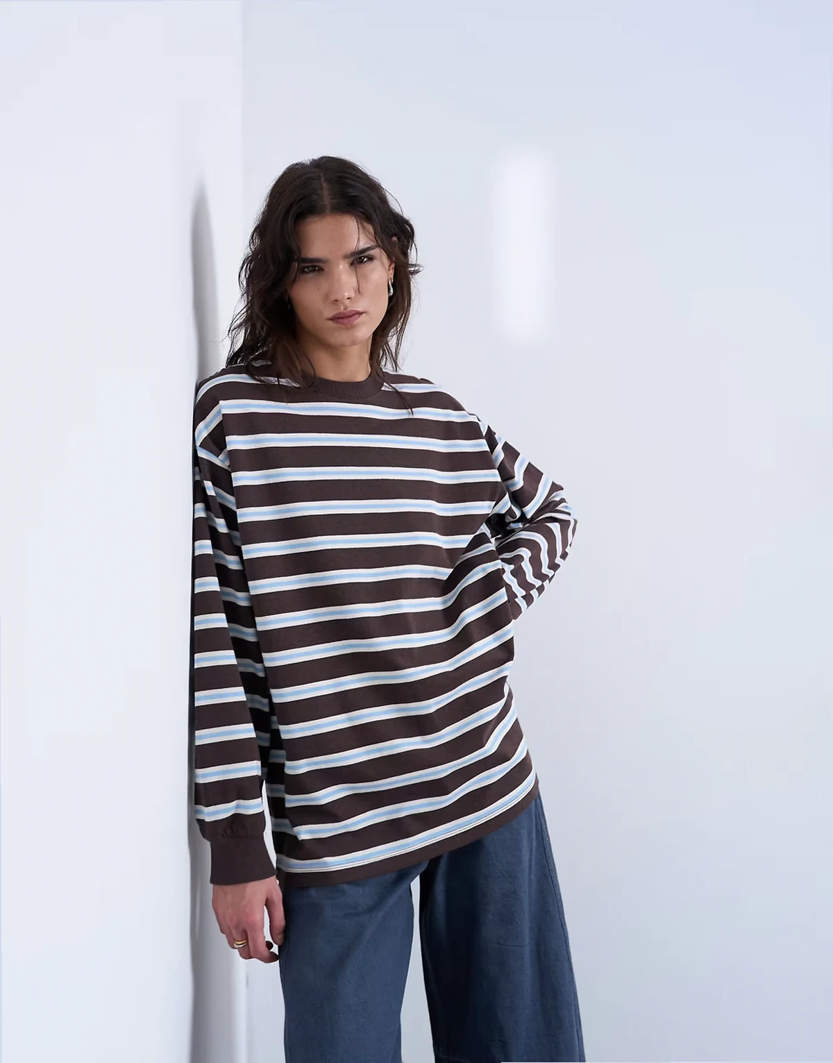 – Czekoladowy luźny T-shirt w stylu skater z długimi rękawami w paski