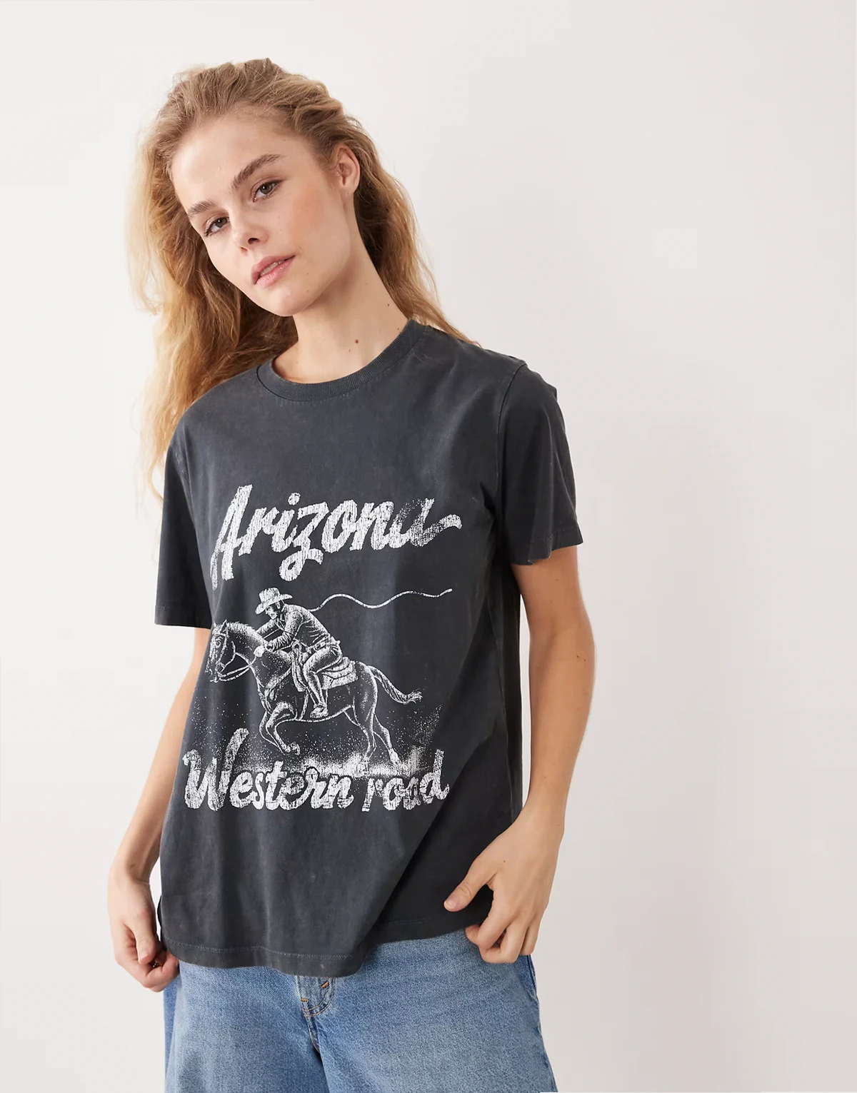 – Grafitowy sprany T-shirt z krótkimi rękawami i grafiką z napisem Arizona