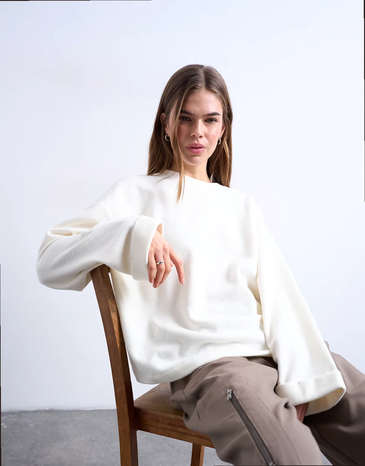 ASOS DESIGN – Miękki T-shirt typu skater z szerokimi rękawami w kolorze kości słoniowej