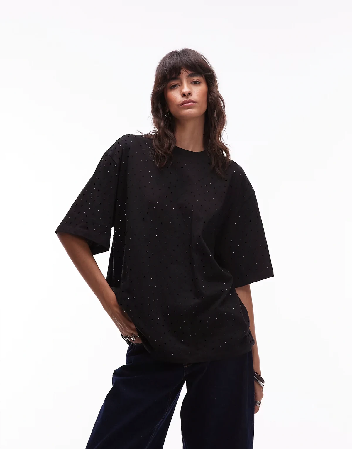 – Czarny T-shirt oversize z ćwiekami