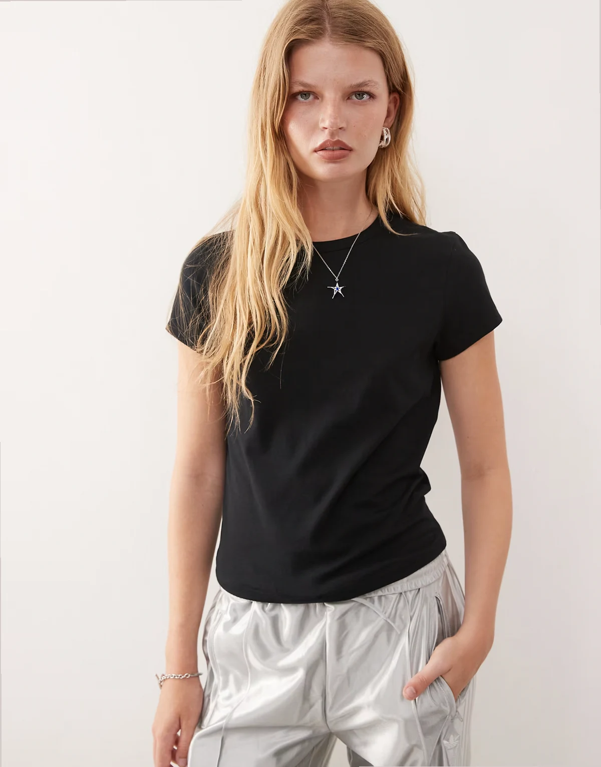 – Figurbetontes T-Shirt in Schwarz