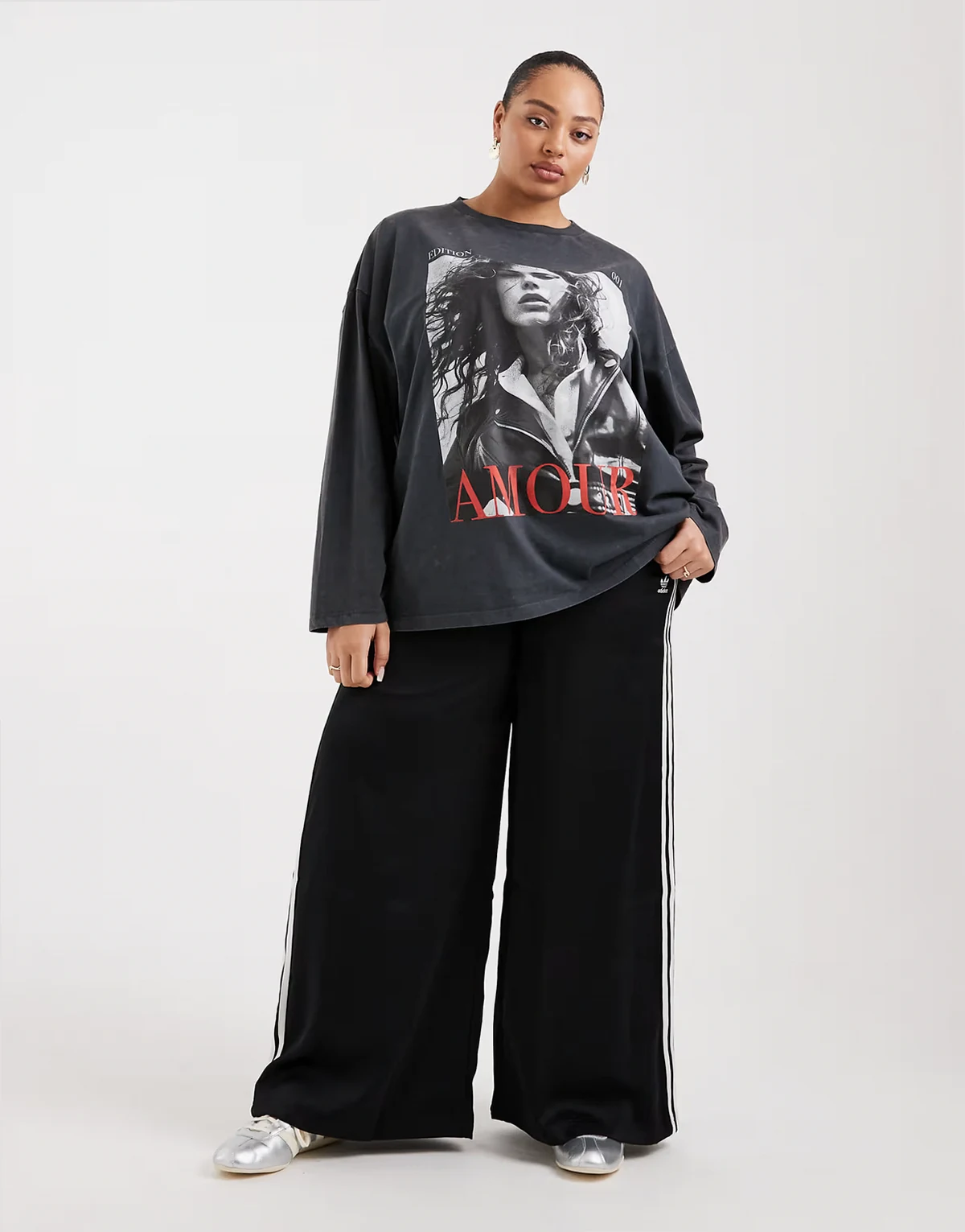 ASOS DESIGN Curve – Grafitowy T-shirt z długimi rękawami i grafiką z napisem „Amour”