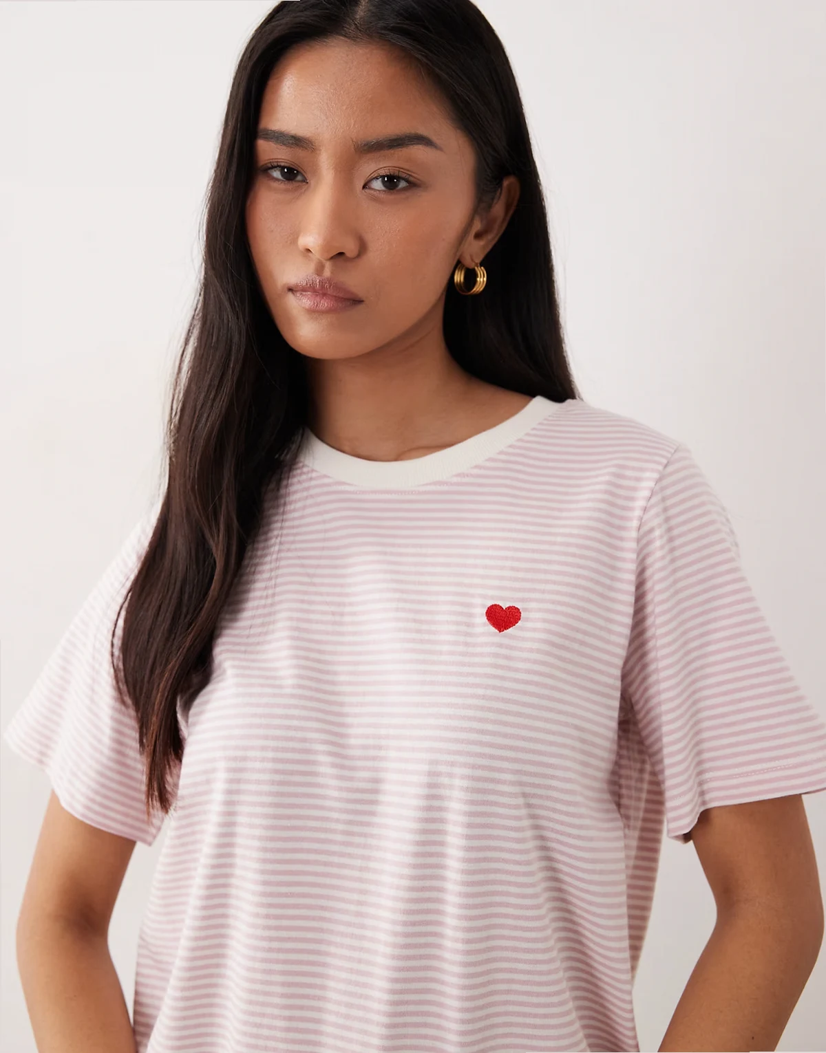 – Różowy T-shirt w paski z nadrukiem serca