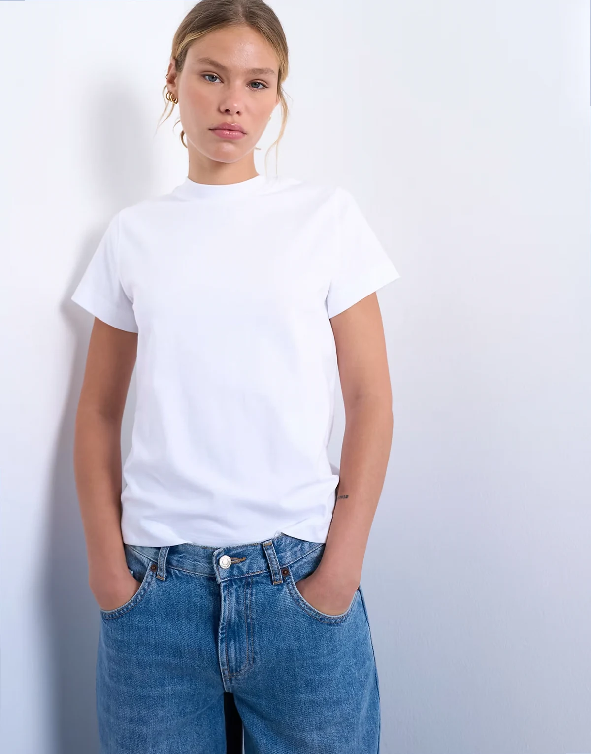 – Biały T-shirt o pudełkowym kroju