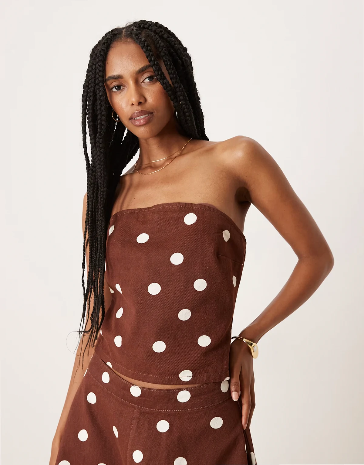– Brązowy jeansowy top bandeau w groszki