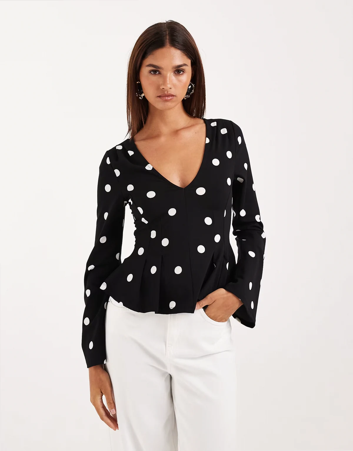 – Langärmliges Schößchenoberteil in Schwarz mit Polka Dots