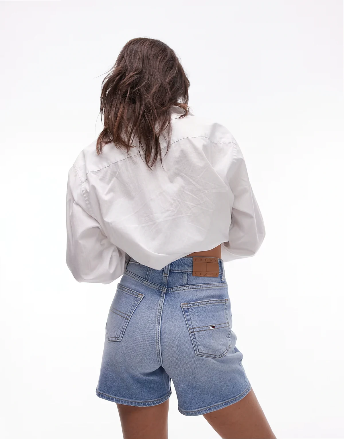 – Jasnoniebieskie szorty jeansowe mom fit
