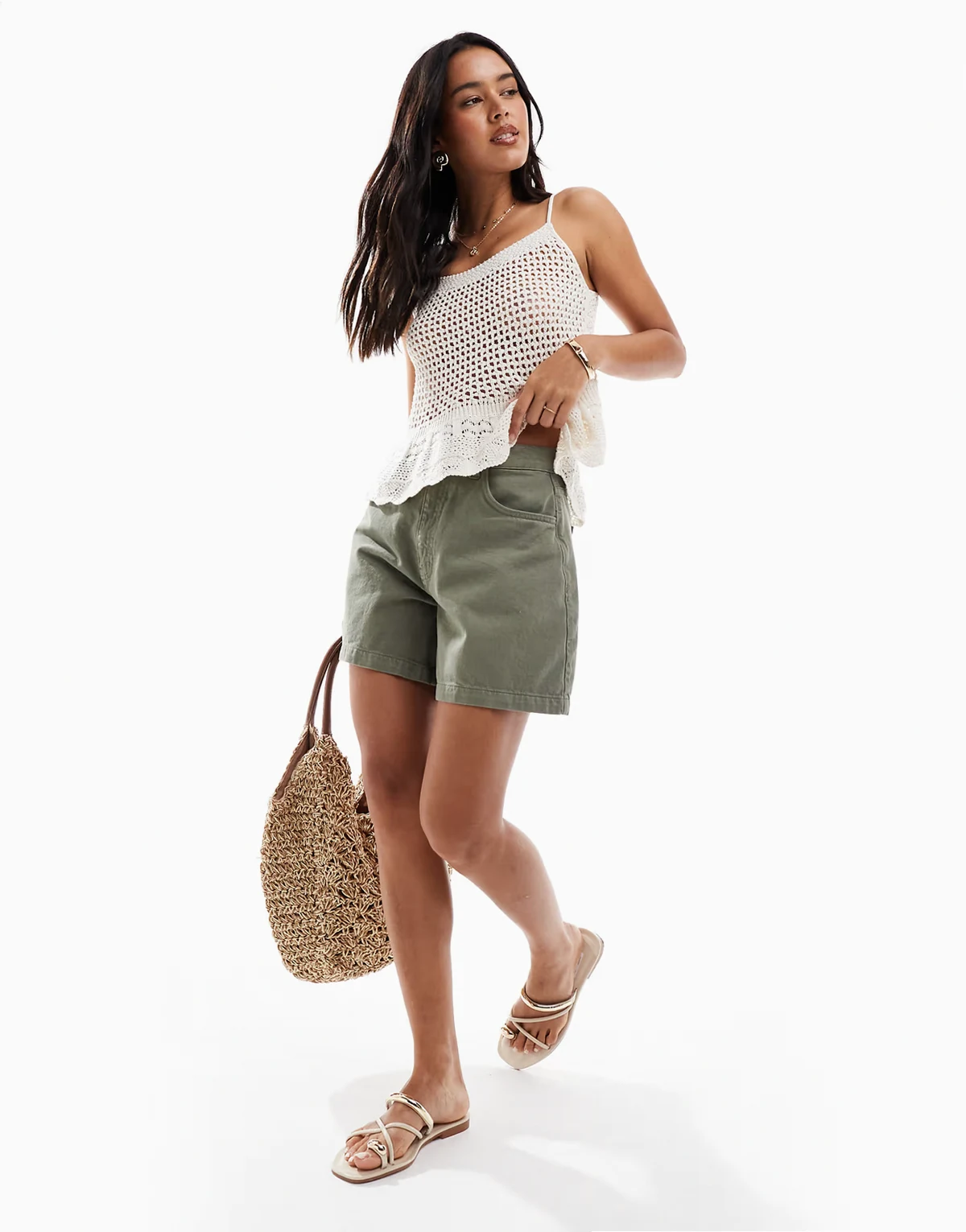 – Trapezowe szorty jeansowe o wydłużonym fasonie w kolorze khaki