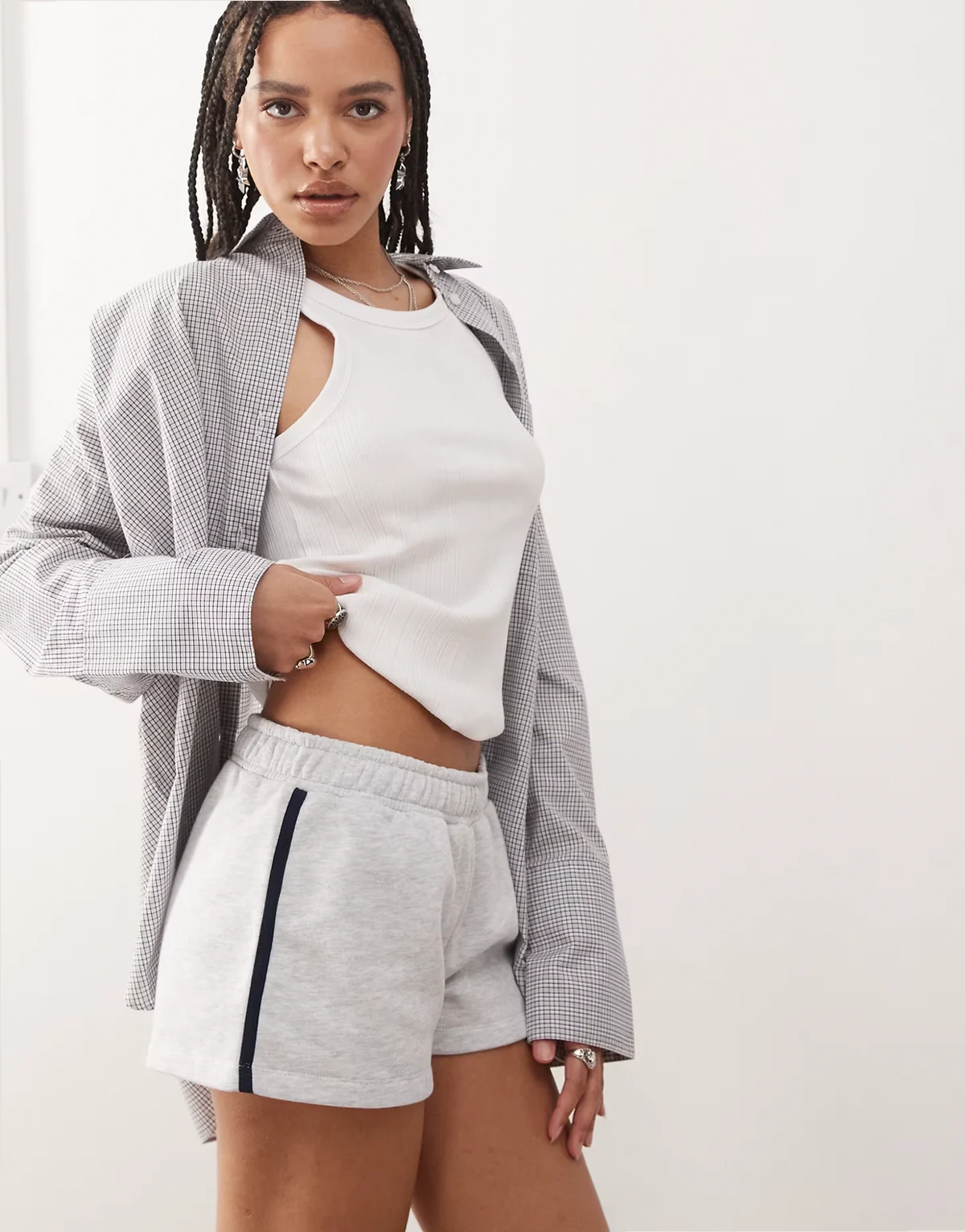 – Knapp geschnittene Shorts mit Streifen und niedrigem Bund