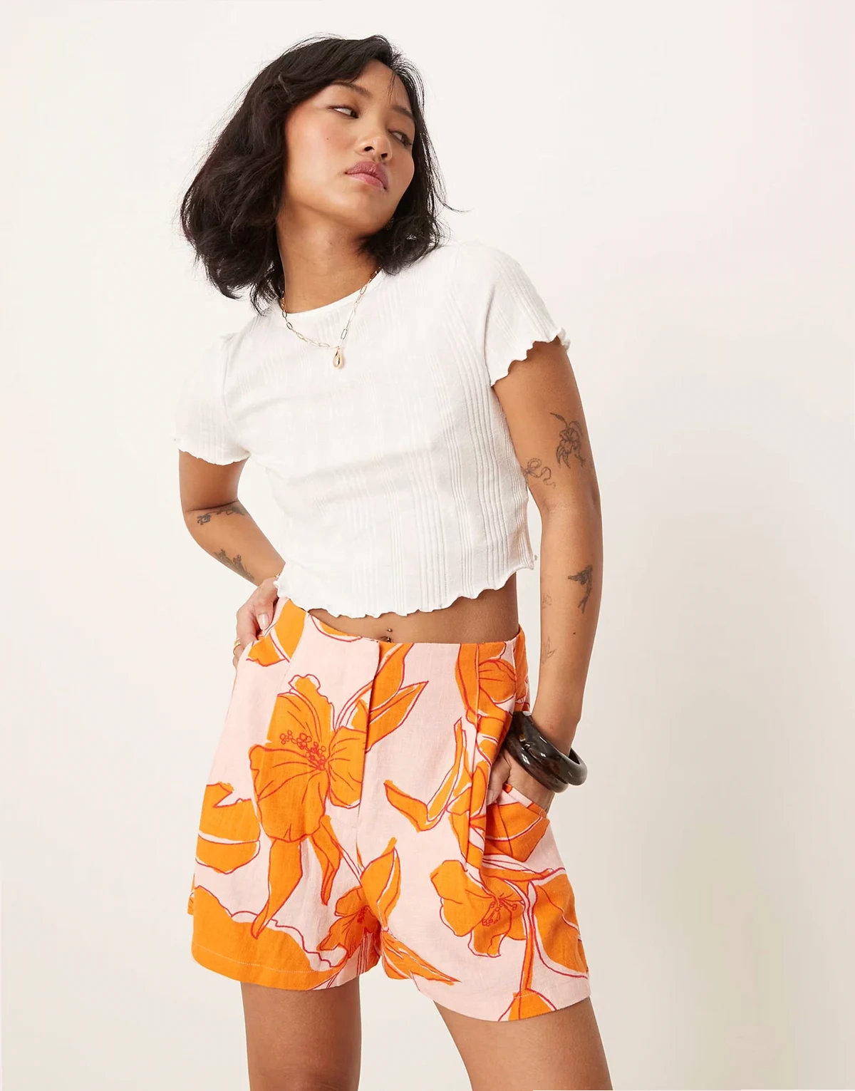 ASOS DESIGN Petite – Elegante Leinen-Shorts mit hoher Taille, Palmenmuster und Ziernaht