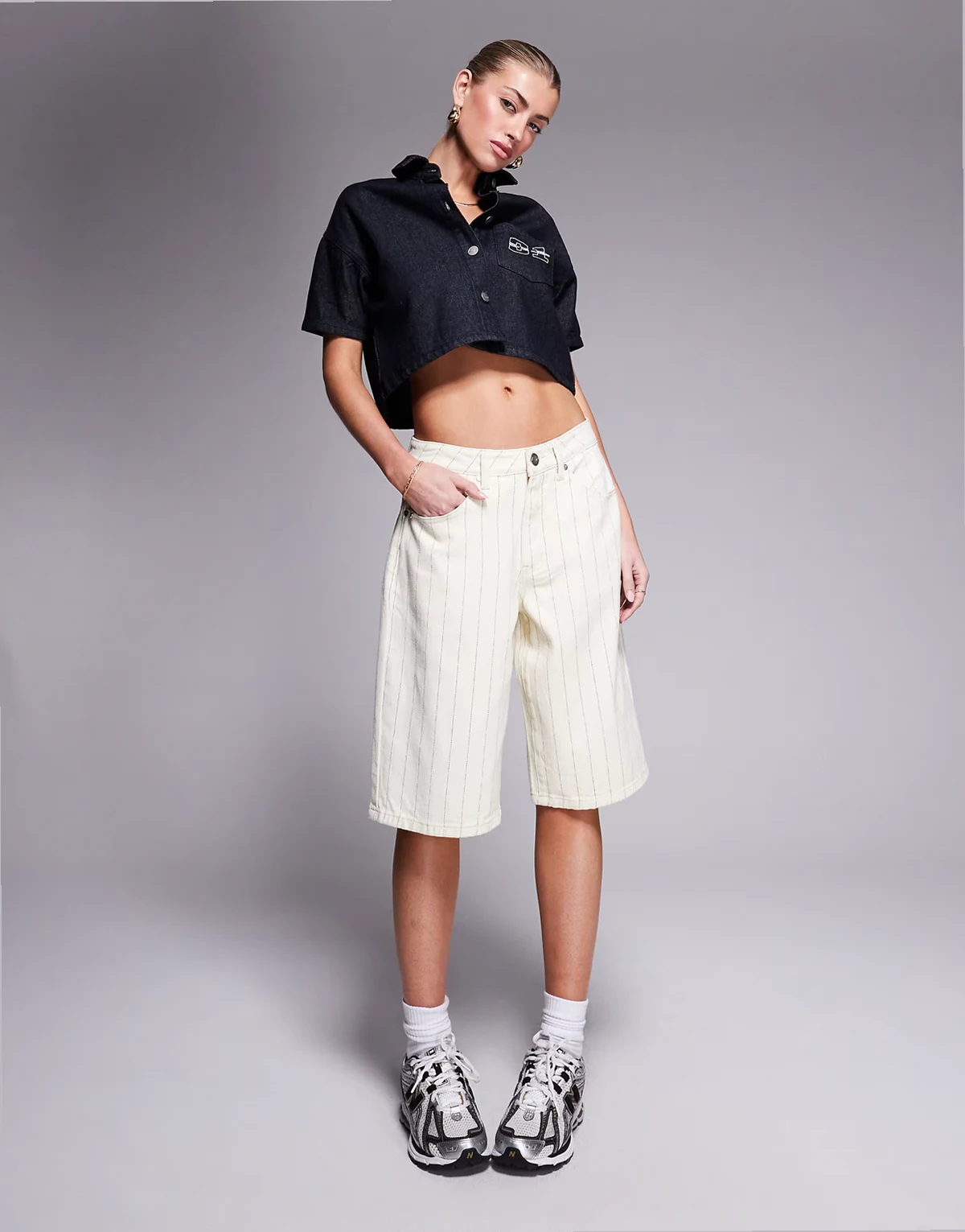 – Kremowe jeansowe jortsy w kolorze ecru w prążki