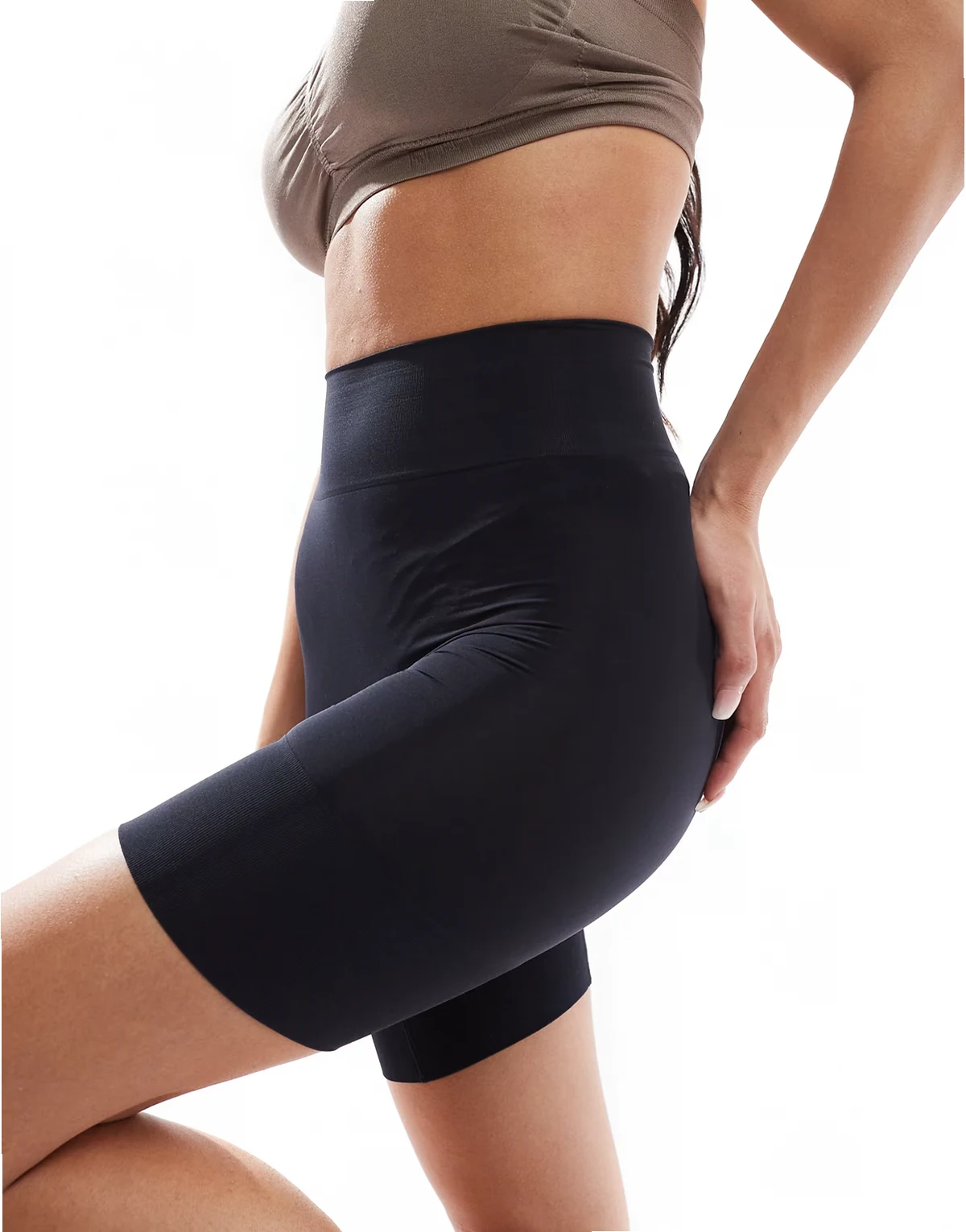 – Essensual – Figurformende, nicht scheuernde Shorts in Schwarz mit mittelhohem Bund