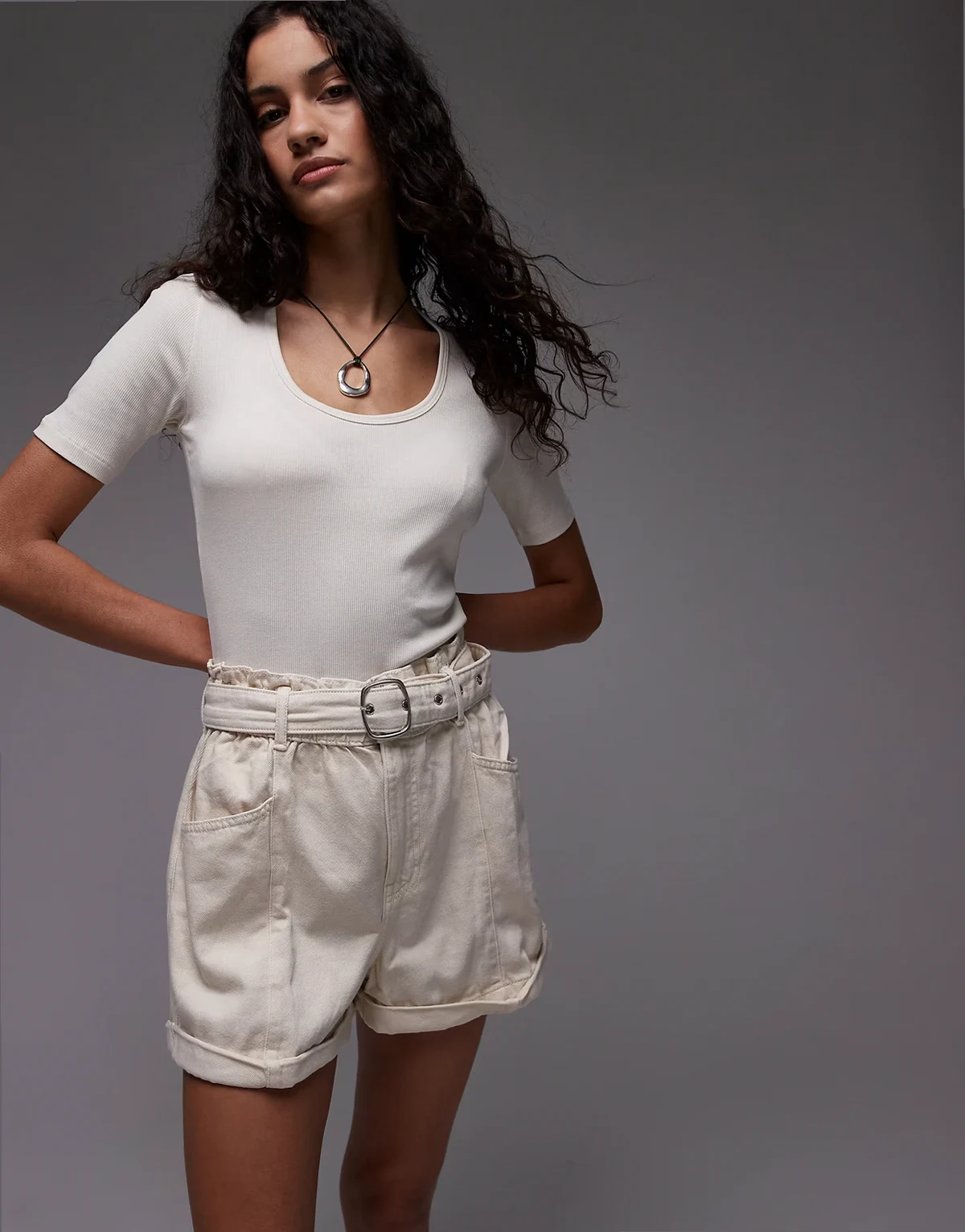 – Mom-Shorts aus Denim in Beige mit Gürtel