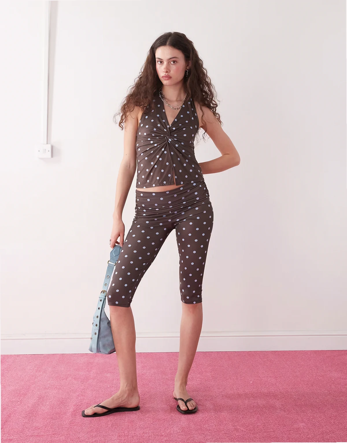 – Gepunktete Yoga-Caprihose in Braun