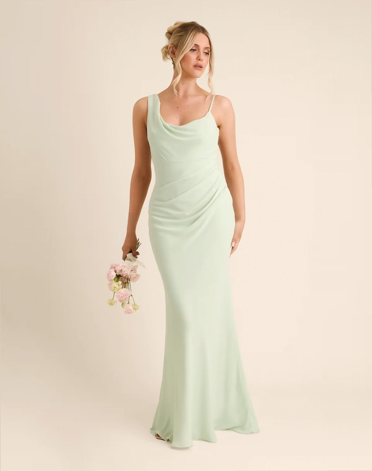 Bridesmaid – Miętowozielona sukienka maxi z niesymetrycznym drapowanym dekoltem z krepy