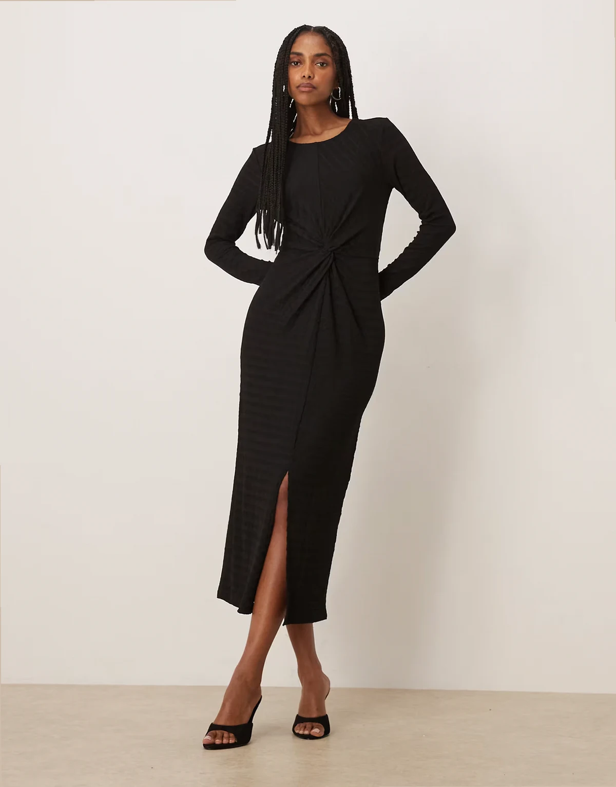 – Midikleid in Schwarz mit Strukturmuster und verdrehtem Design