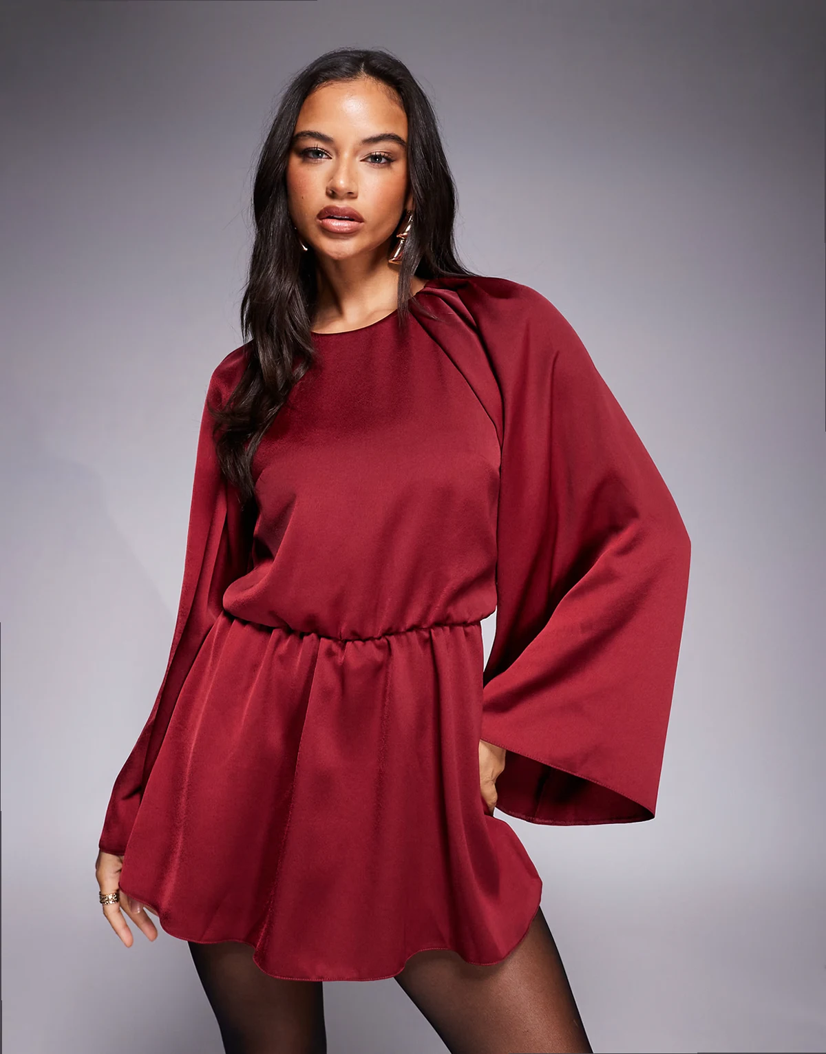 – Langärmliger, hochgeschlossener Satin-Playsuit in Beerenrot