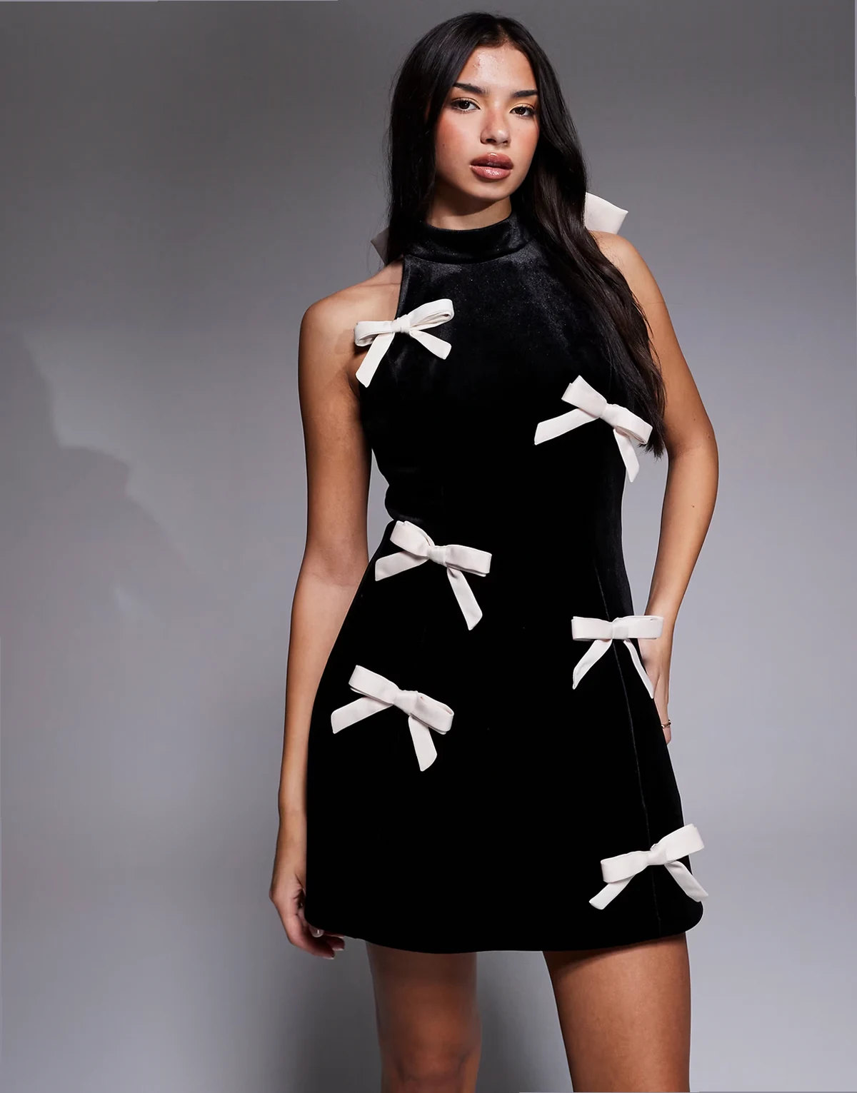 – Minikleid aus Samt in Schwarz mit hohem Ausschnitt und Schleifendetails