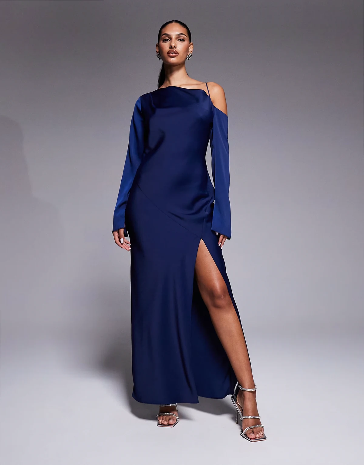 – Midikleid in Blau mit asymmetrischem Ausschnitt und Bindeband am Rücken
