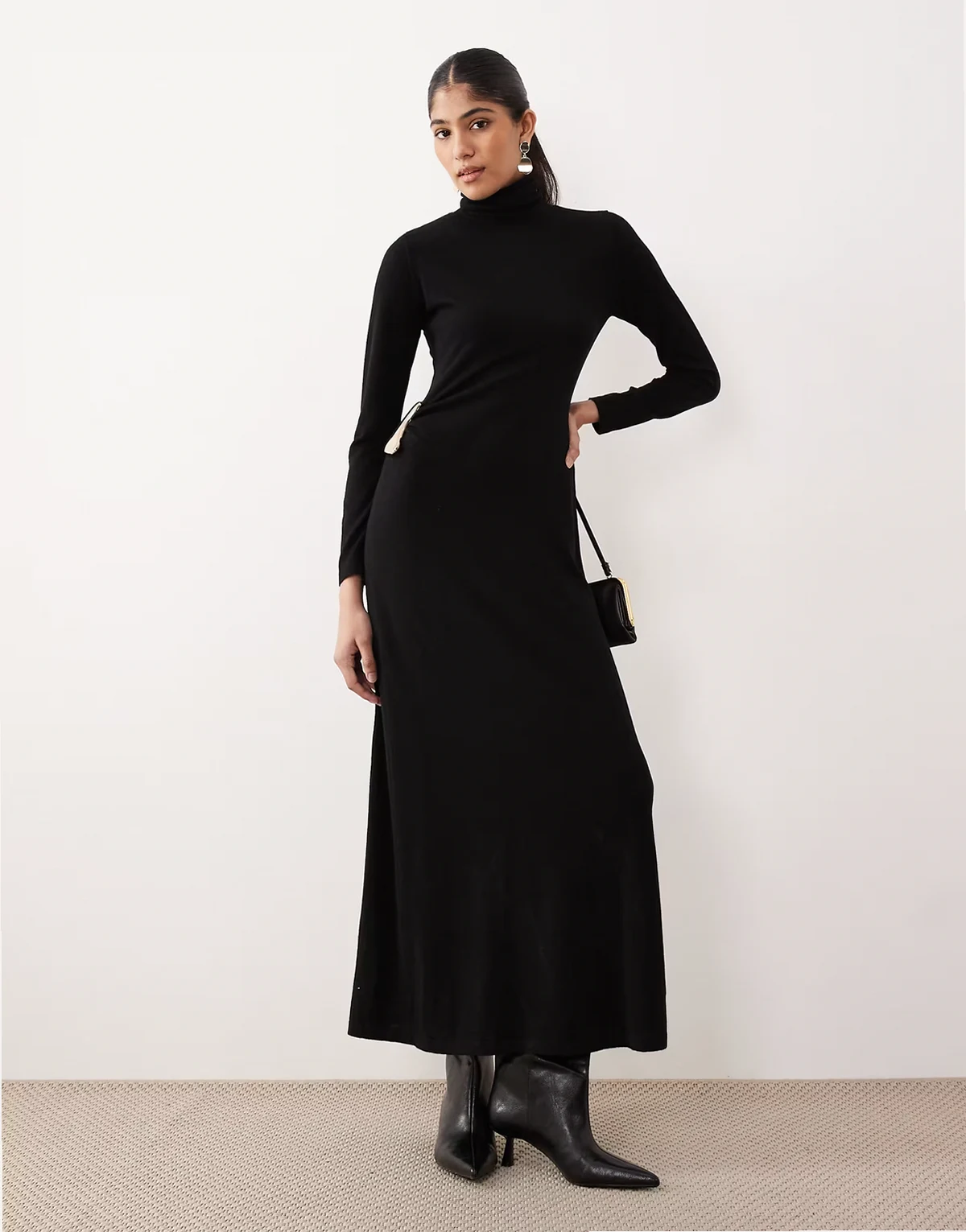 – Hochgeschlossenes, langärmliges Maxikleid in Schwarz mit Metalldetail
