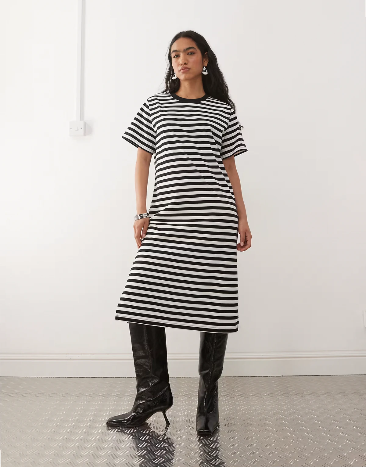 – Gestreiftes Midi-T-Shirt-Kleid in Schwarz