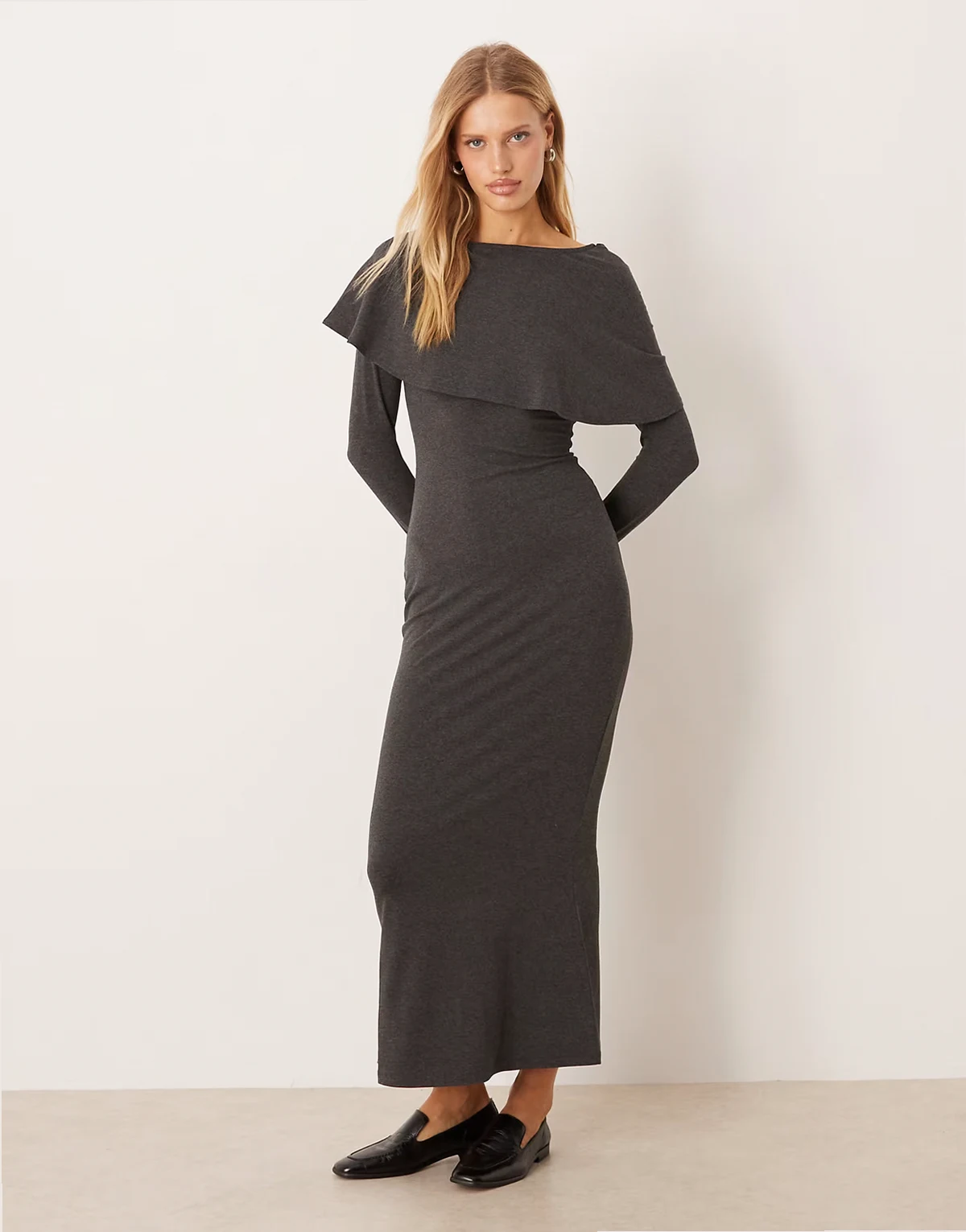 – Cape-Maxikleid in Grau meliert mit Schaldetail