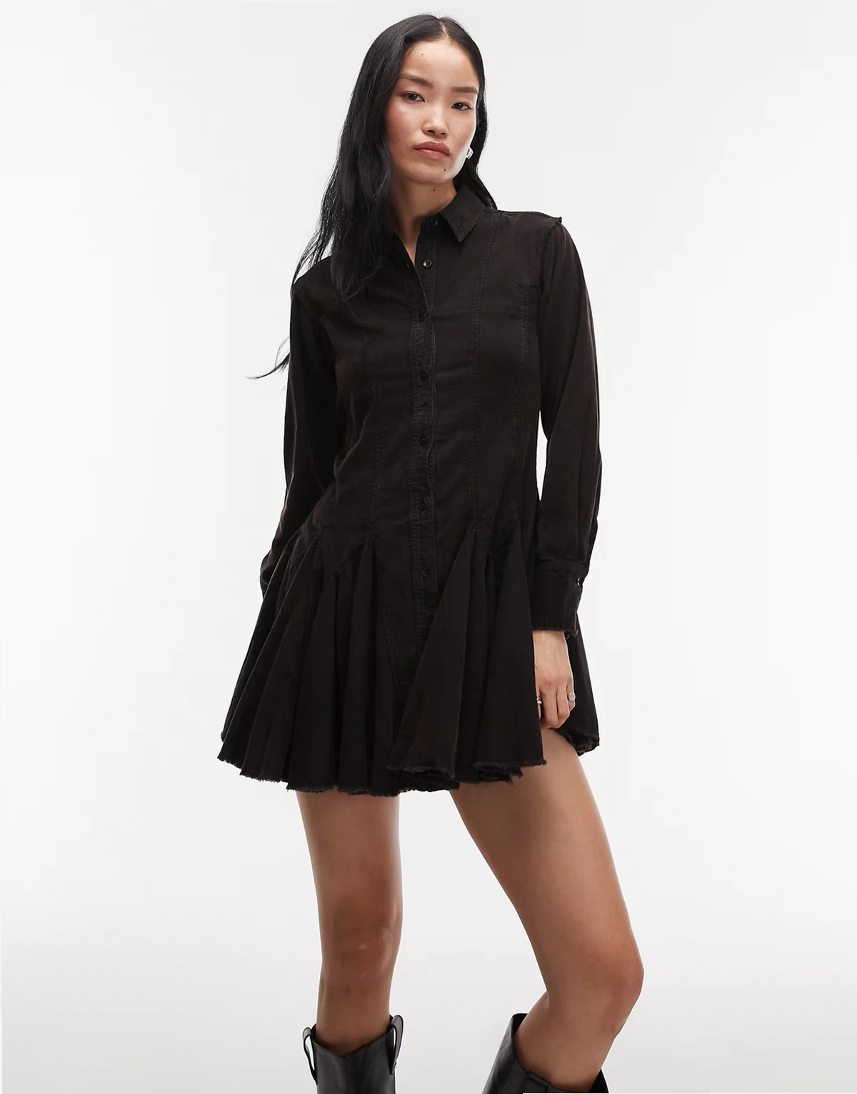– Hemdblusenkleid aus Cord in Schwarz mit geraffter Taille und Godet-Einsätzen