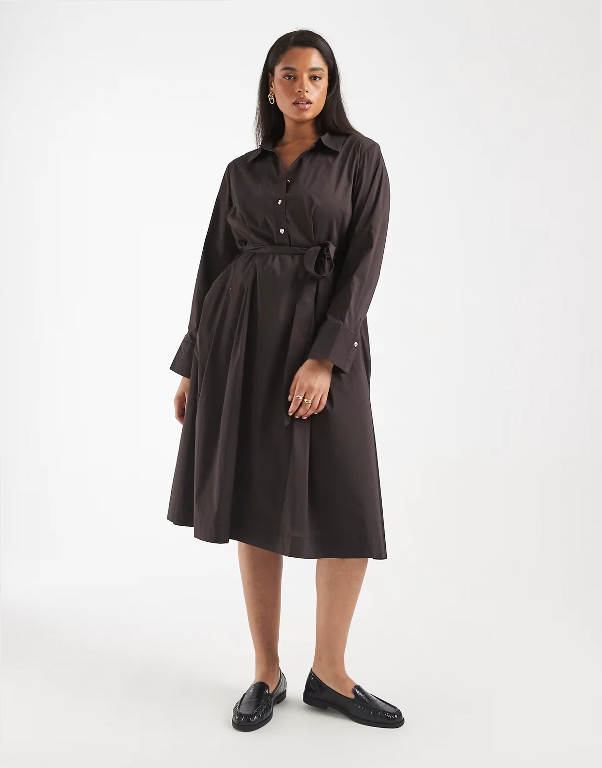 – Czekoladowa popelinowa sukienka koszulowa midi z paskiem