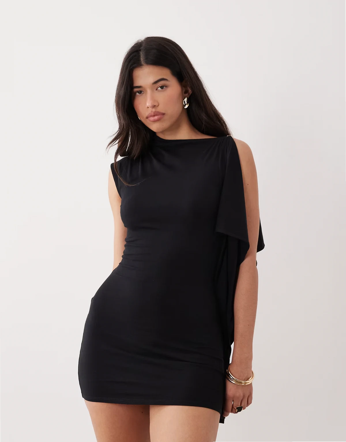 – One-Shoulder-Minikleid in Schwarz mit Cape-Detail und Knopf in geschmolzener Optik