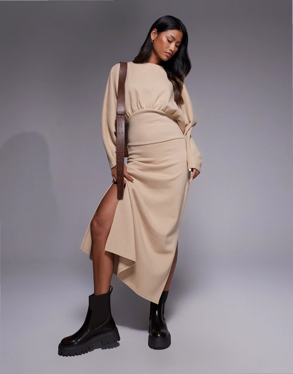 – Superweiches Blouson-Midikleid in Steinbeige mit Fledermausärmeln und U-Boot-Ausschnitt