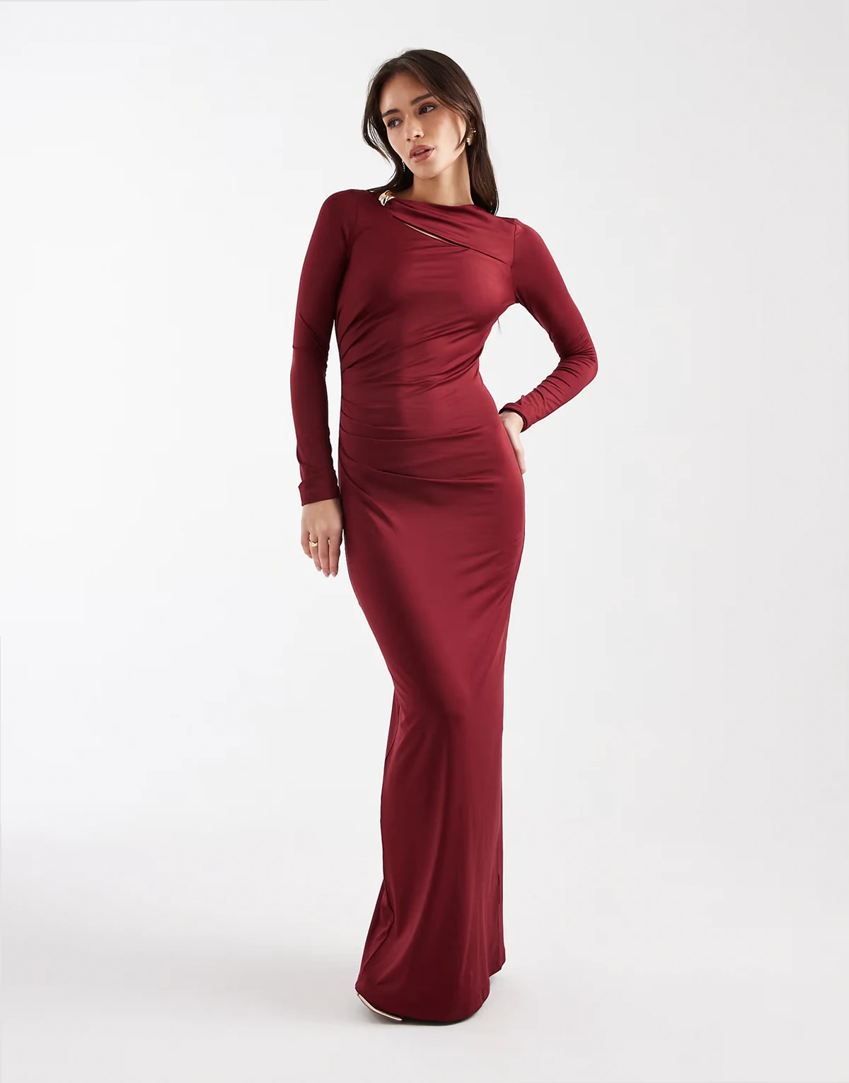 – Langärmliges Maxikleid in Burgunderrot mit seitlicher Raffung und Zierausschnitten mit Metalldetail