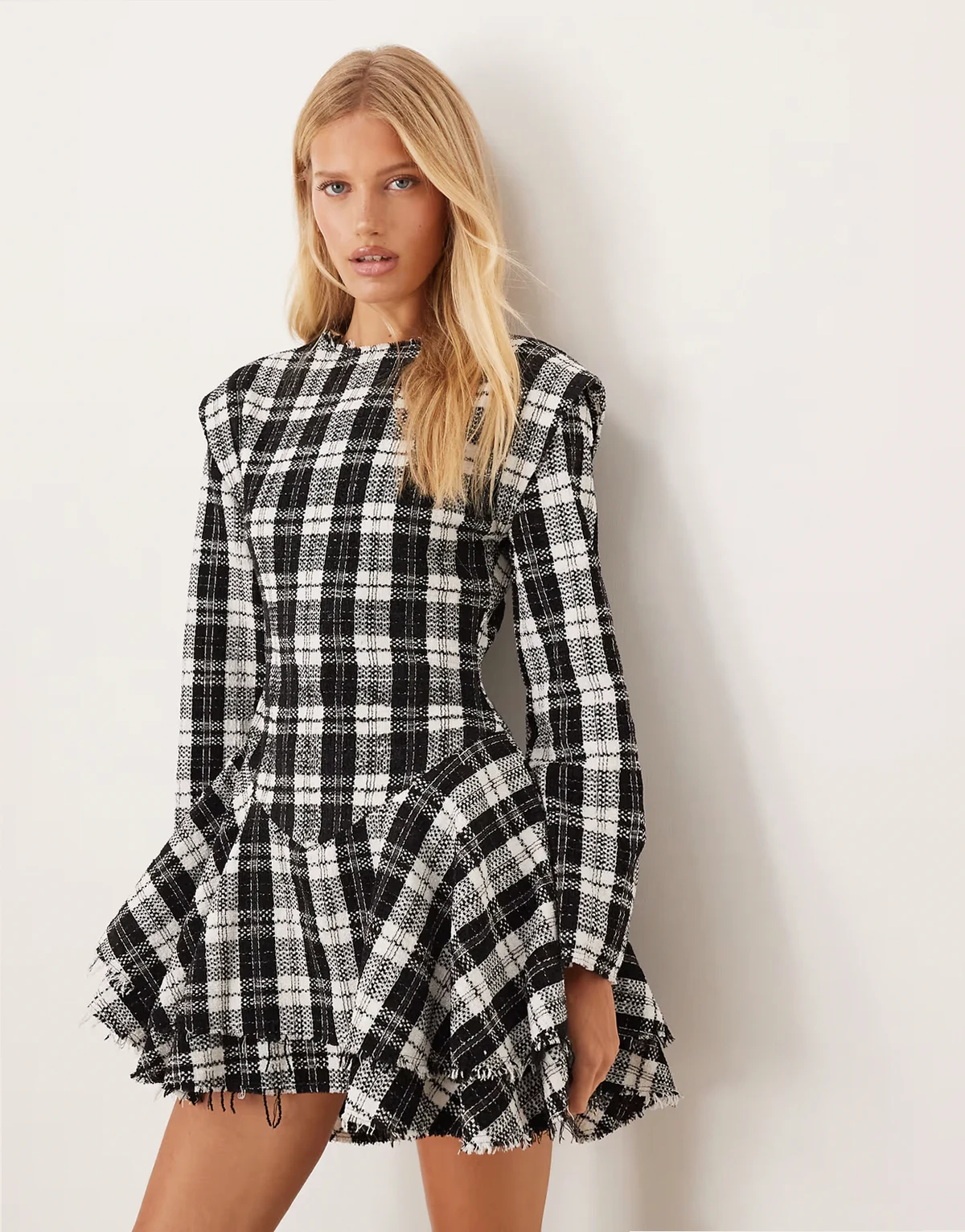 – Kariertes Minikleid mit offenem Saum, tiefer Taille und U-Boot-Ausschnitt
