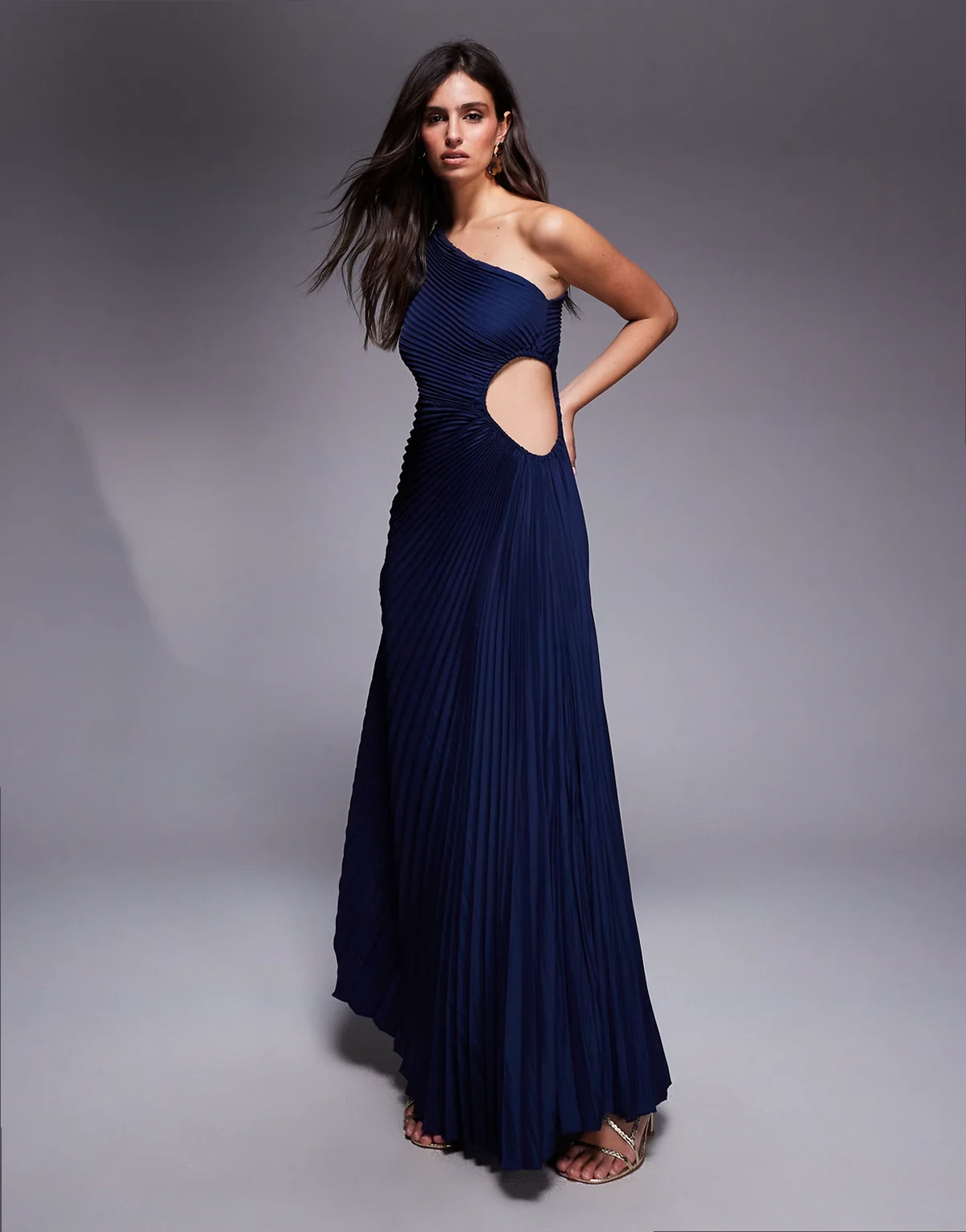 – Plissee-Maxikleid in Marineblau mit One-Shoulder-Träger und Zierausschnitt