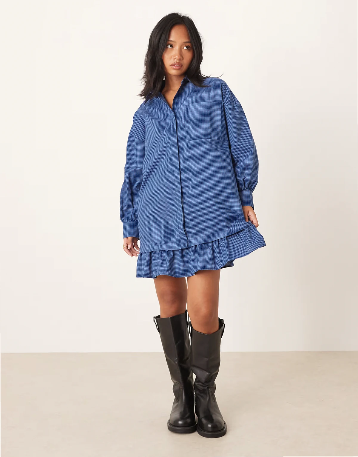 ASOS DESIGN Petite – Langärmliges, kariertes Mini-Hemdblusenkleid in Marineblau und Rüschensaum